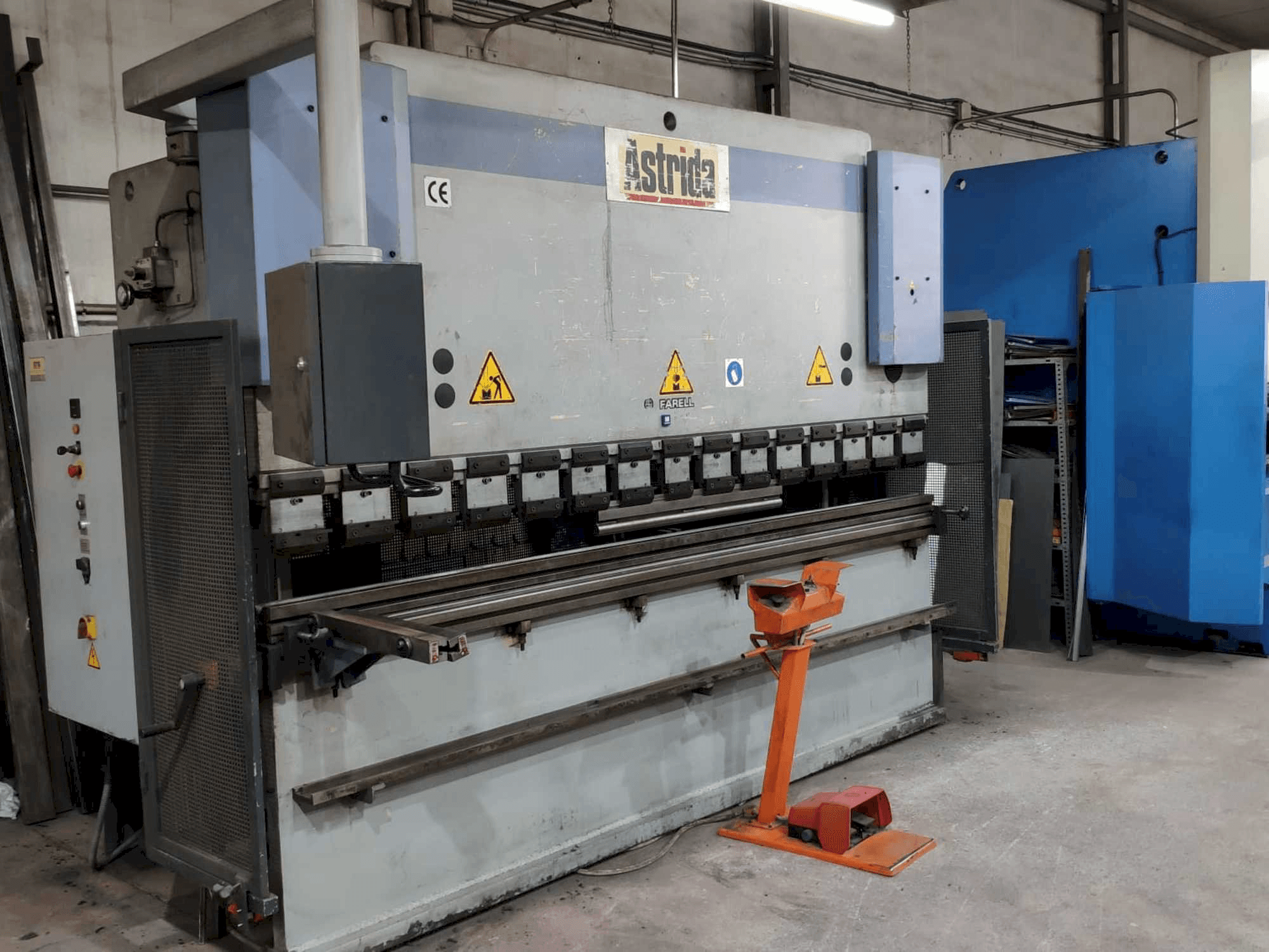 Vista frontale della macchina Astrida APH 3106-120