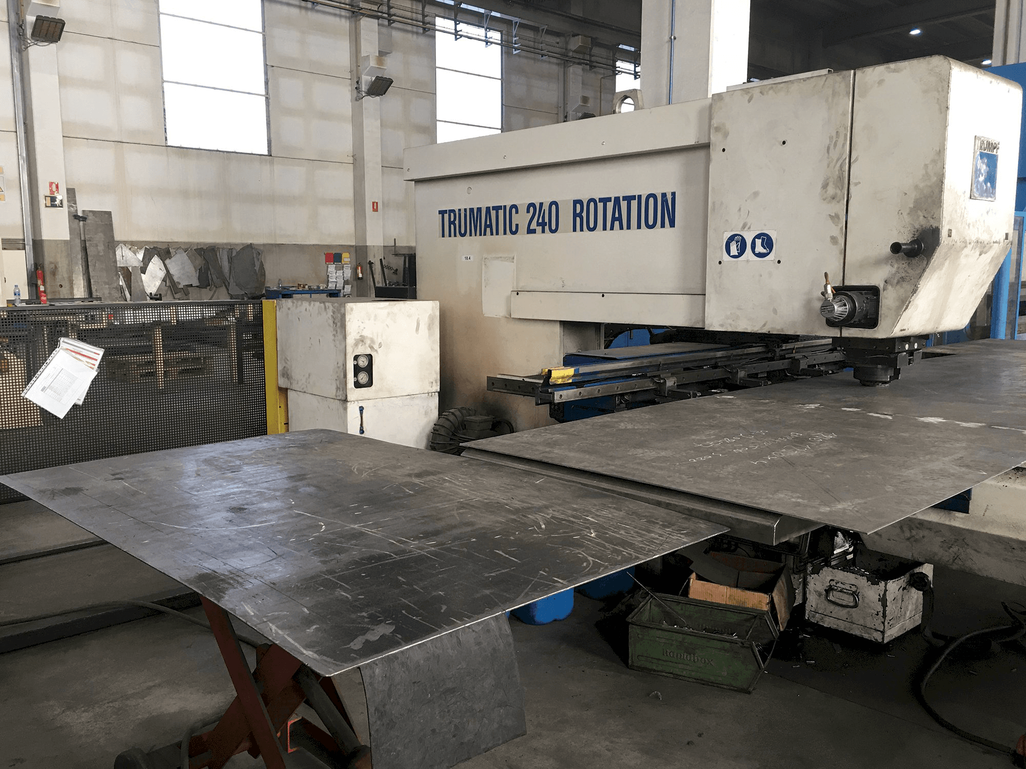 Vista lato sinistro della macchina Trumpf Trumatic 240