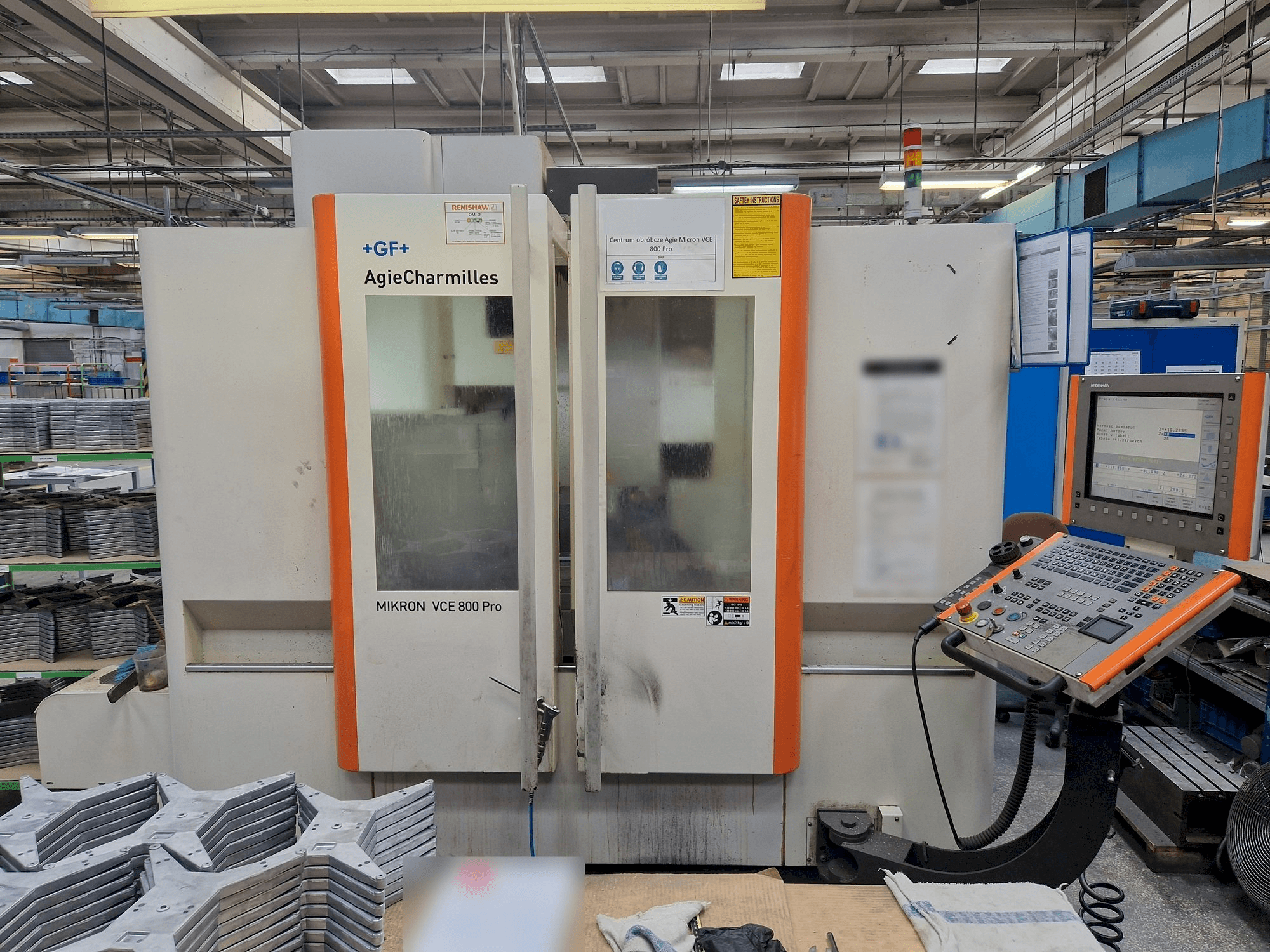 Vista frontale della macchina AgieCharmilles MIKRON VCE 800 PRO