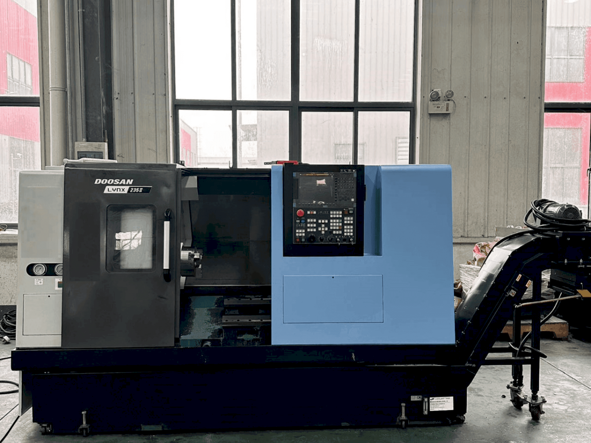 Vista frontale della macchina DOOSAN Lynx 235II