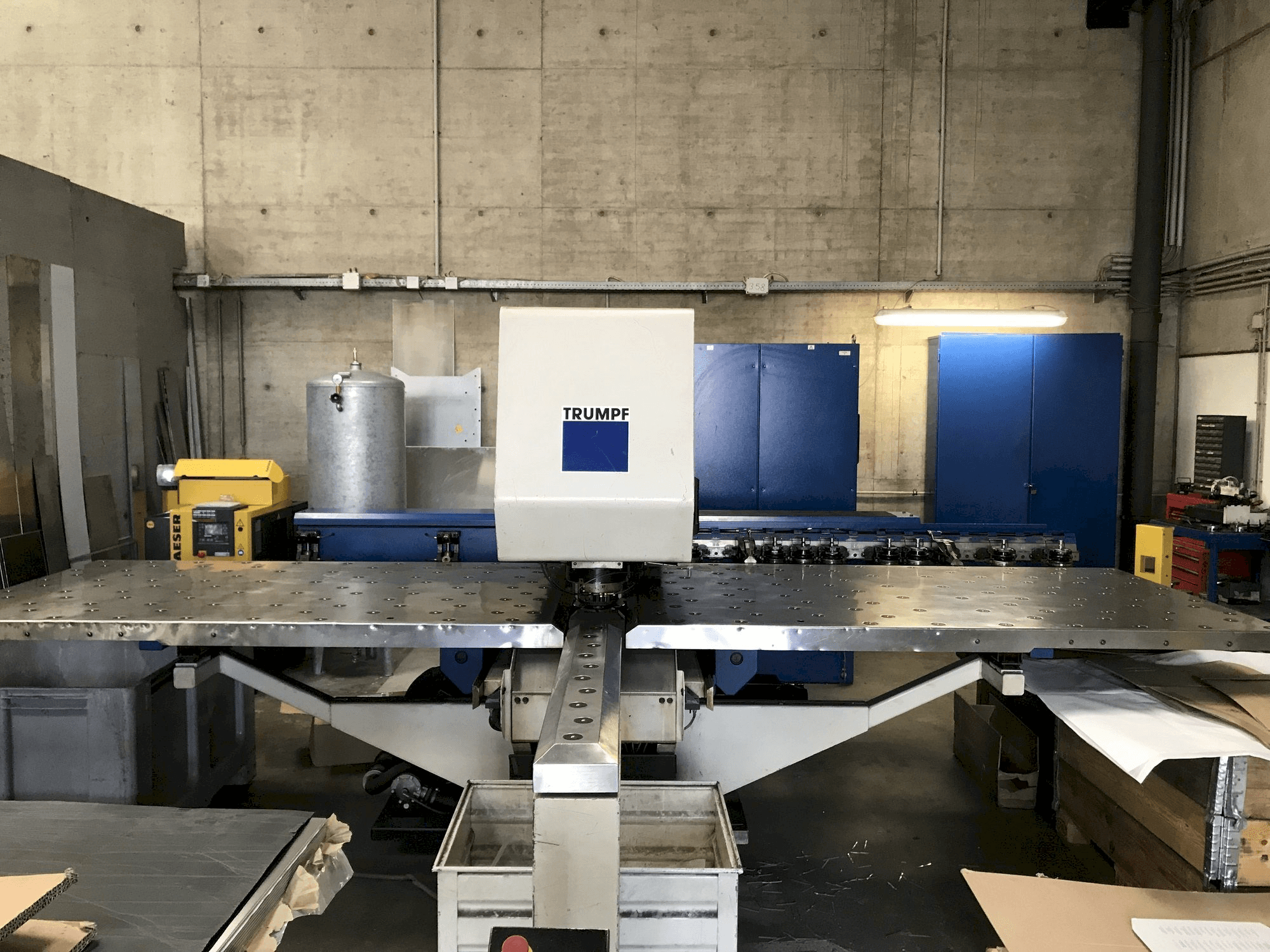 Vista frontale della macchina Trumpf Trumatic 200R