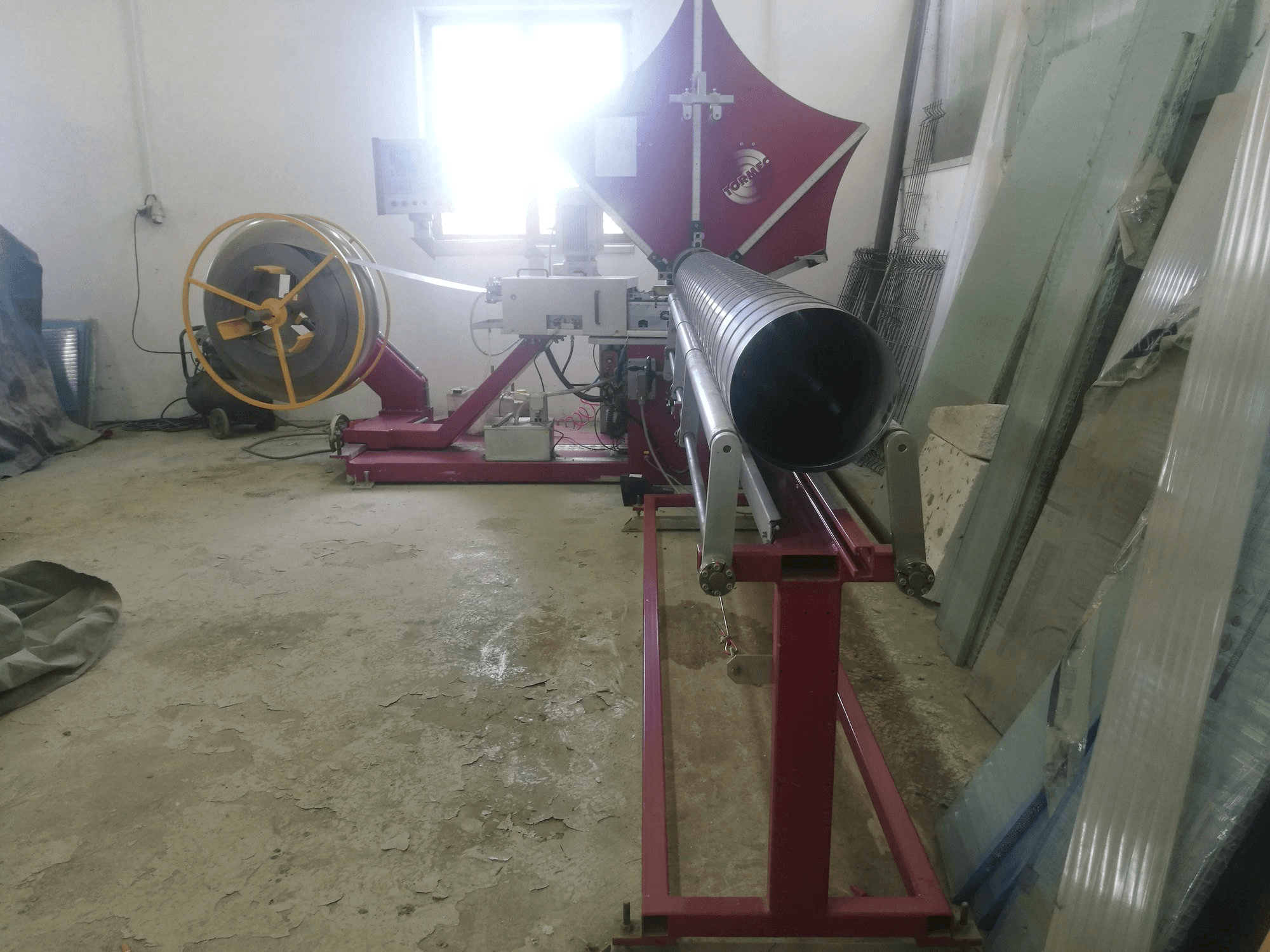 Vista frontale della macchina Tormec Tubo-S