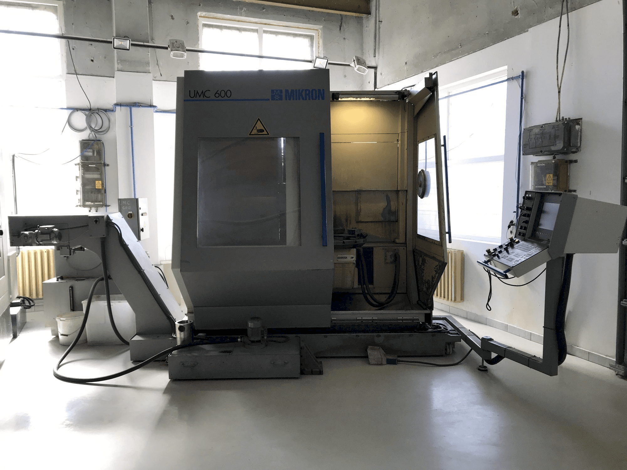 Vista frontale della macchina MIKRON UMC 600