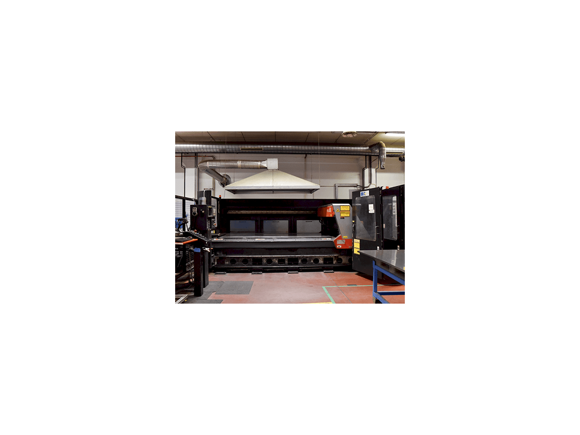 Vista frontale della macchina AMADA FO-3015