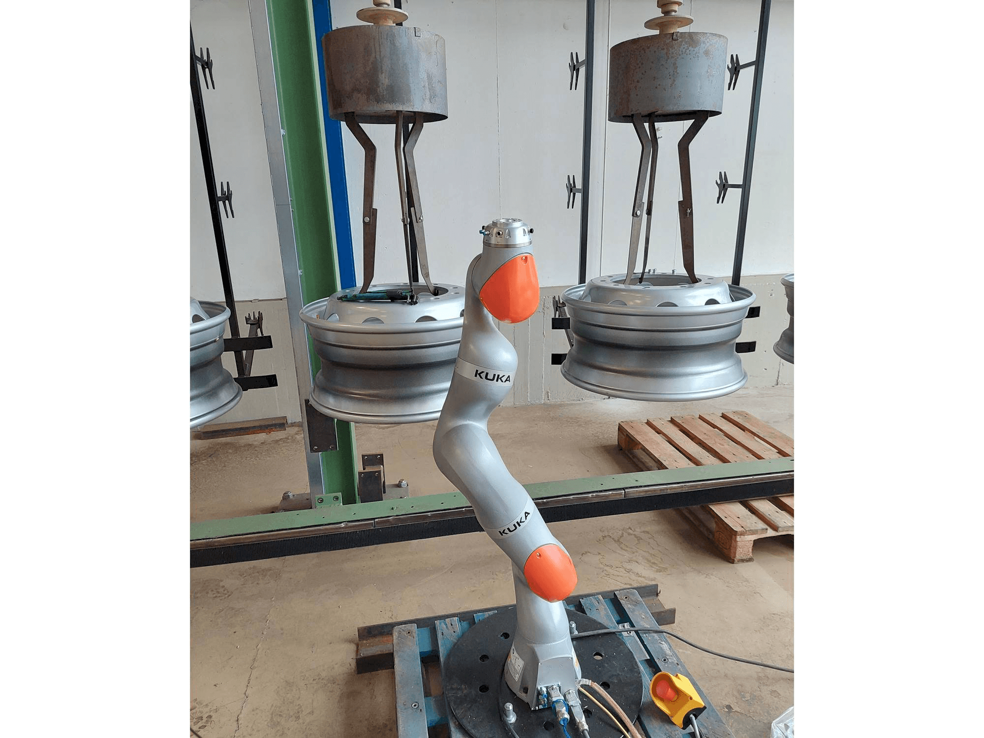 Vista frontale della macchina KUKA LBR iiwa 7