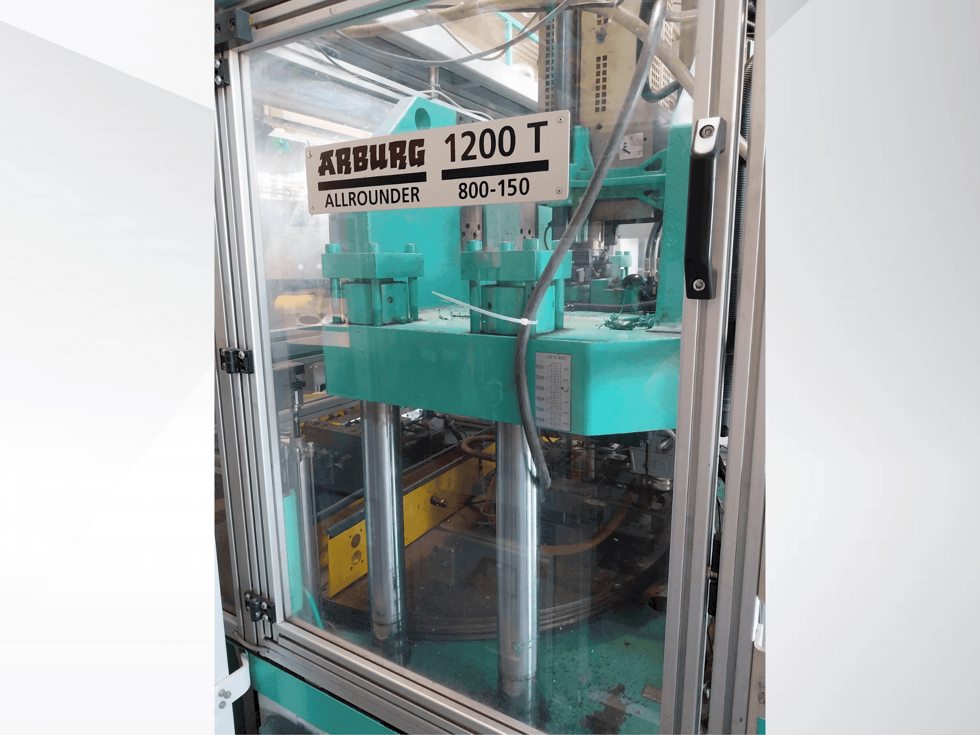 Vista frontale della macchina Arburg Allrounder 1200T 800-150