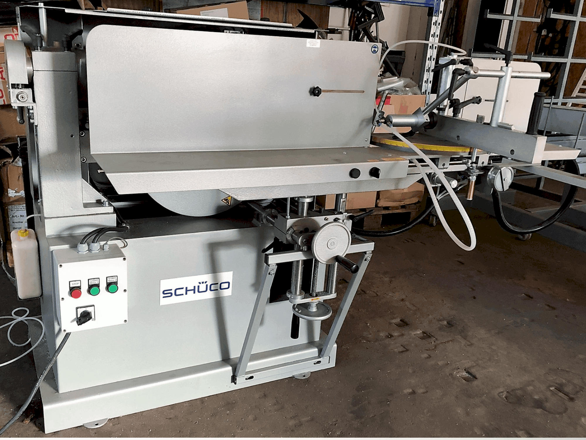 Vista frontale della macchina SCHÜCO AS 450