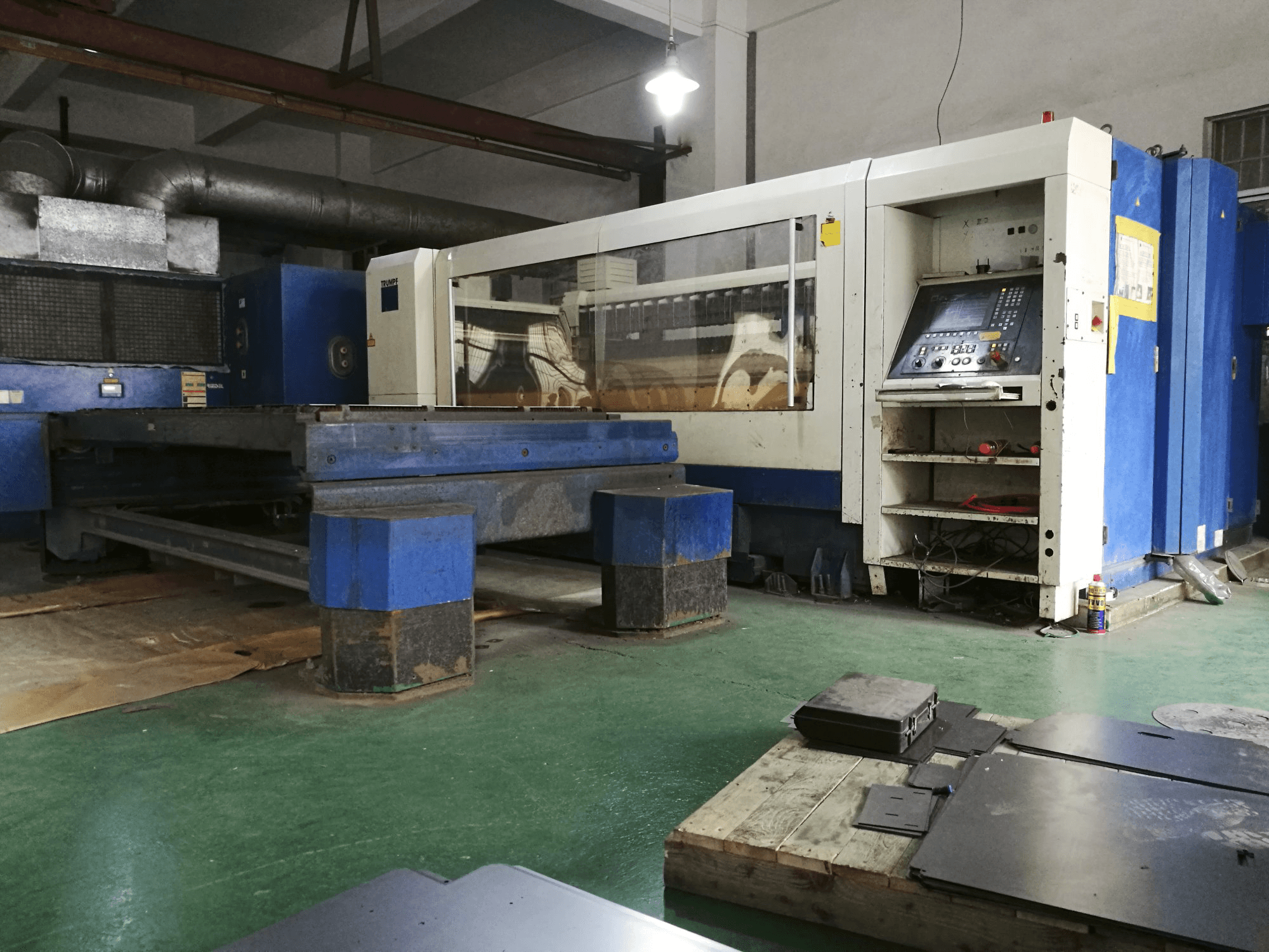 Vista lato destro della macchina Trumpf TruLaser 2525
