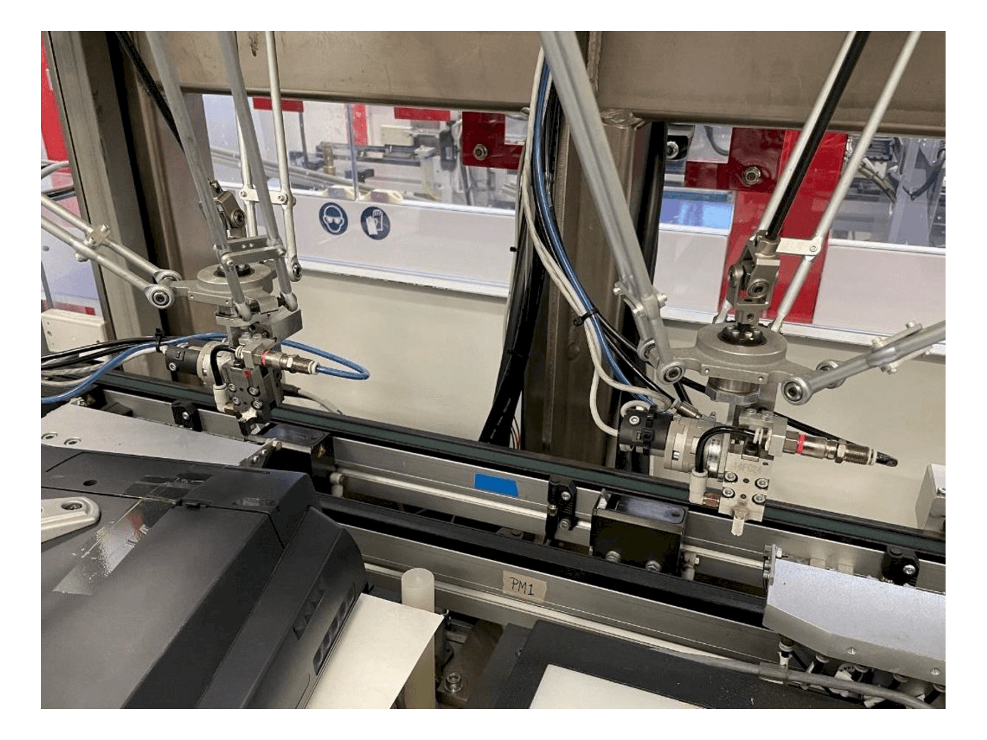 Vista frontale della macchina IMS Tattoo Assembly Line