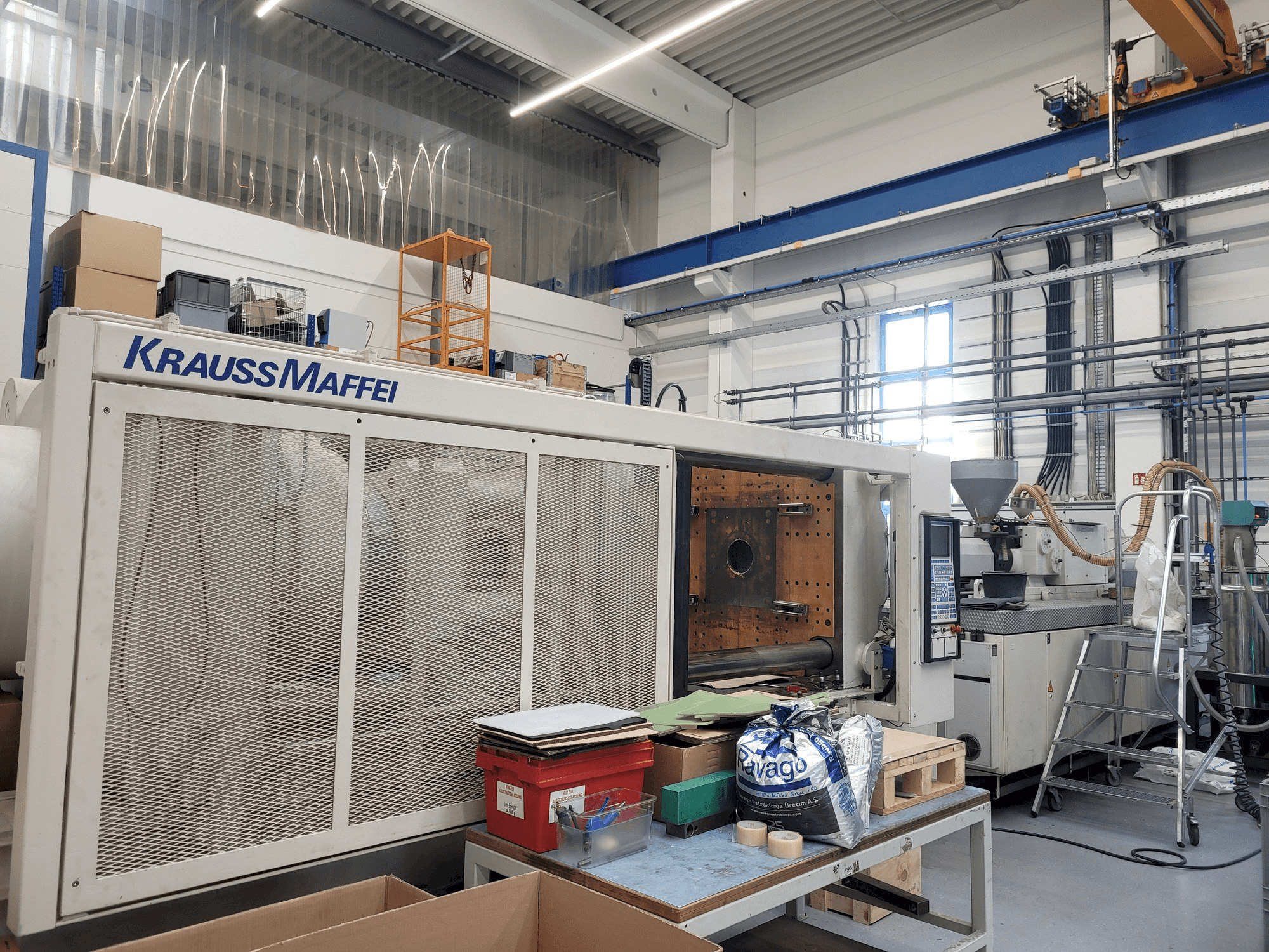 Vista frontale della macchina Krauss Maffei 650-4350BM-MC4