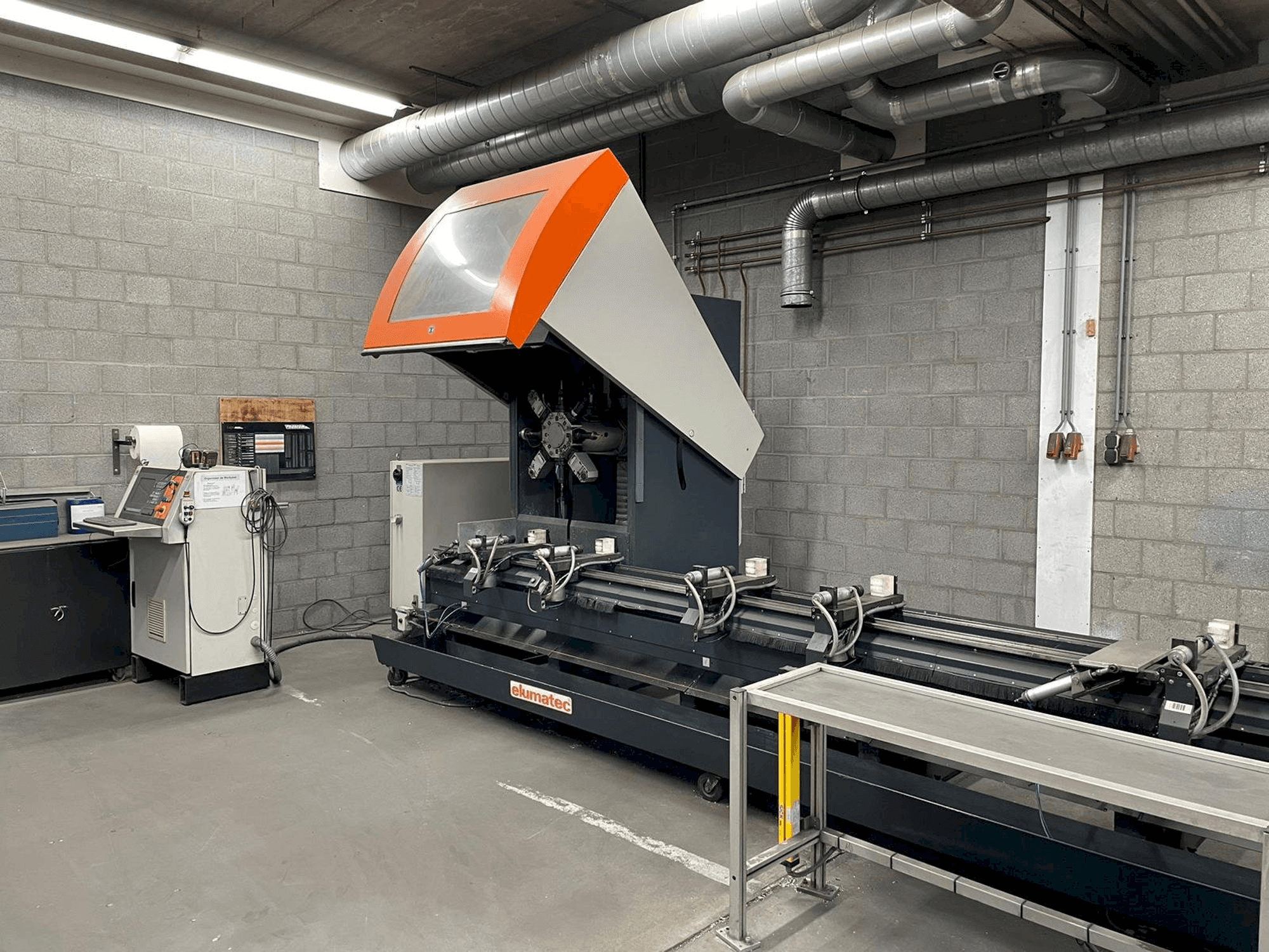 Vista frontale della macchina Elumatec RBF 8