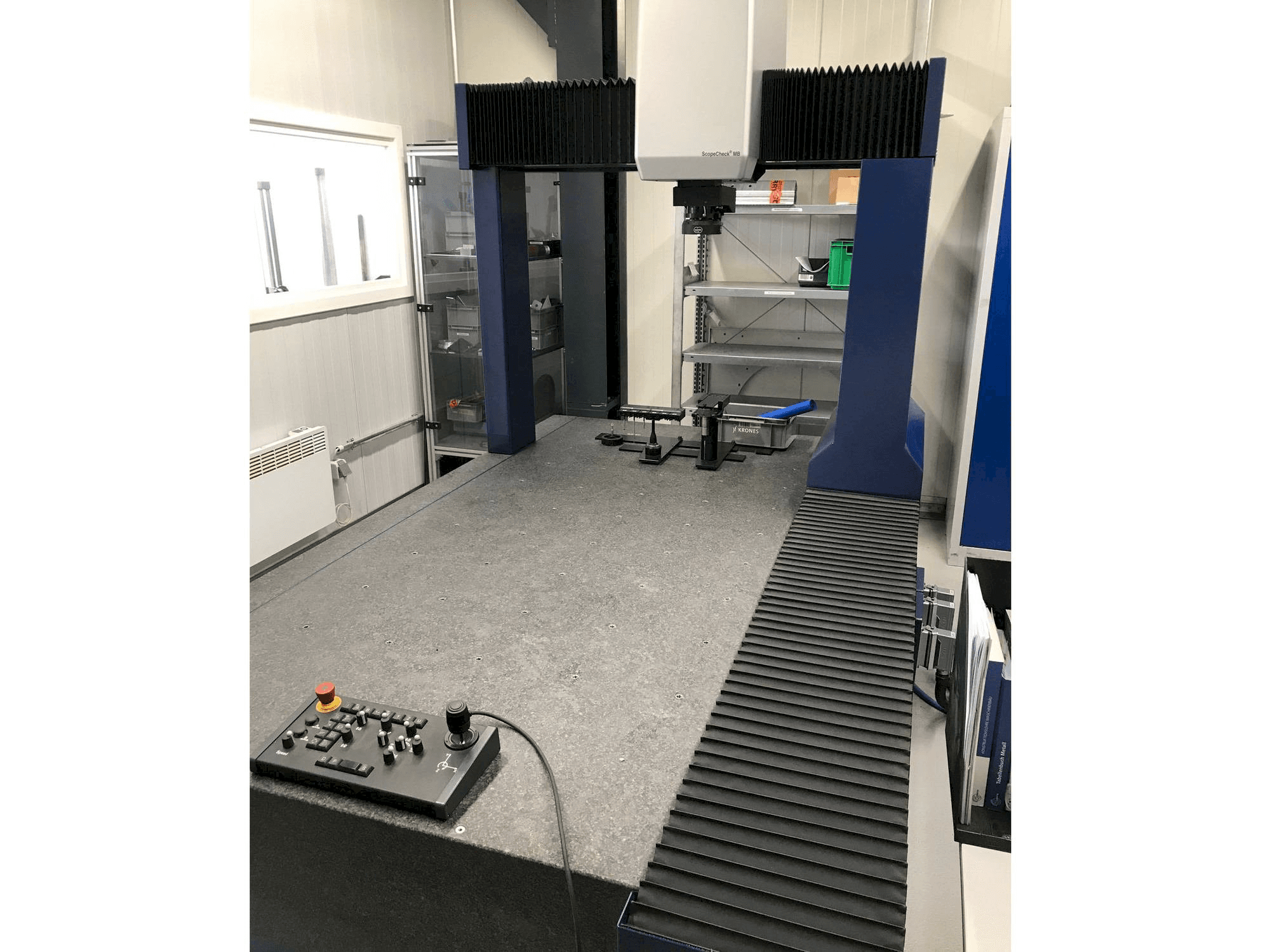 Vista frontale della macchina Werth ScopeCheck MB/Z 800/1500/700 3D CNC