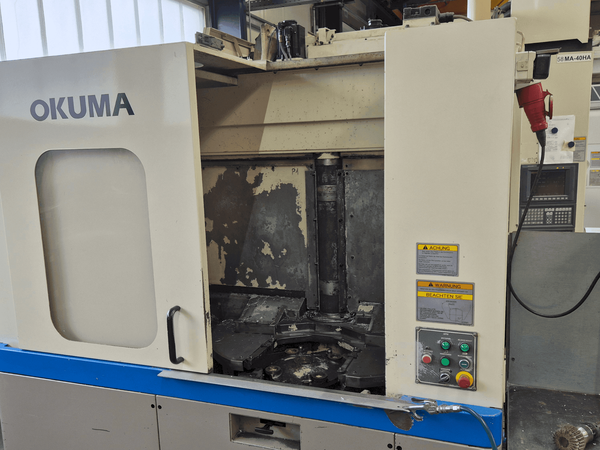 Vista frontale della macchina Okuma MA-40HA