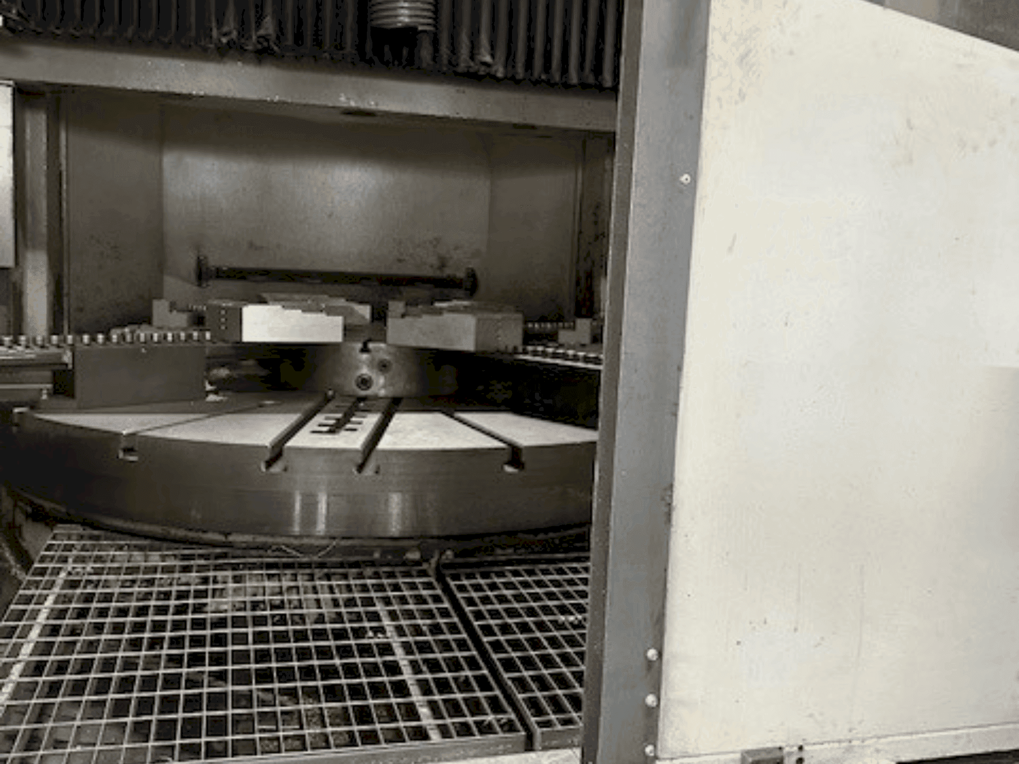 Vista frontale della macchina GORBREX TKV 525 CNC