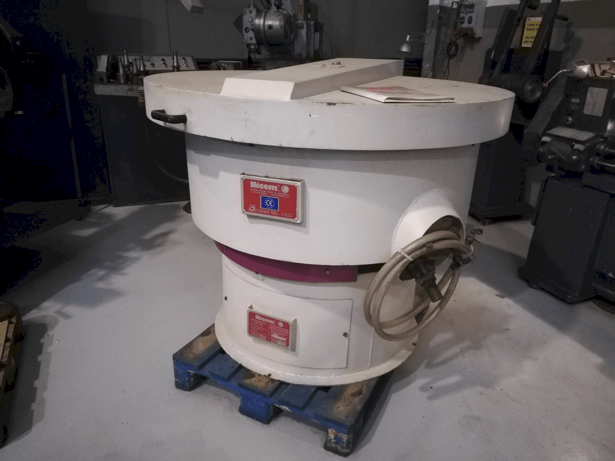 Vista frontale della macchina NICEM VIB 250 SM