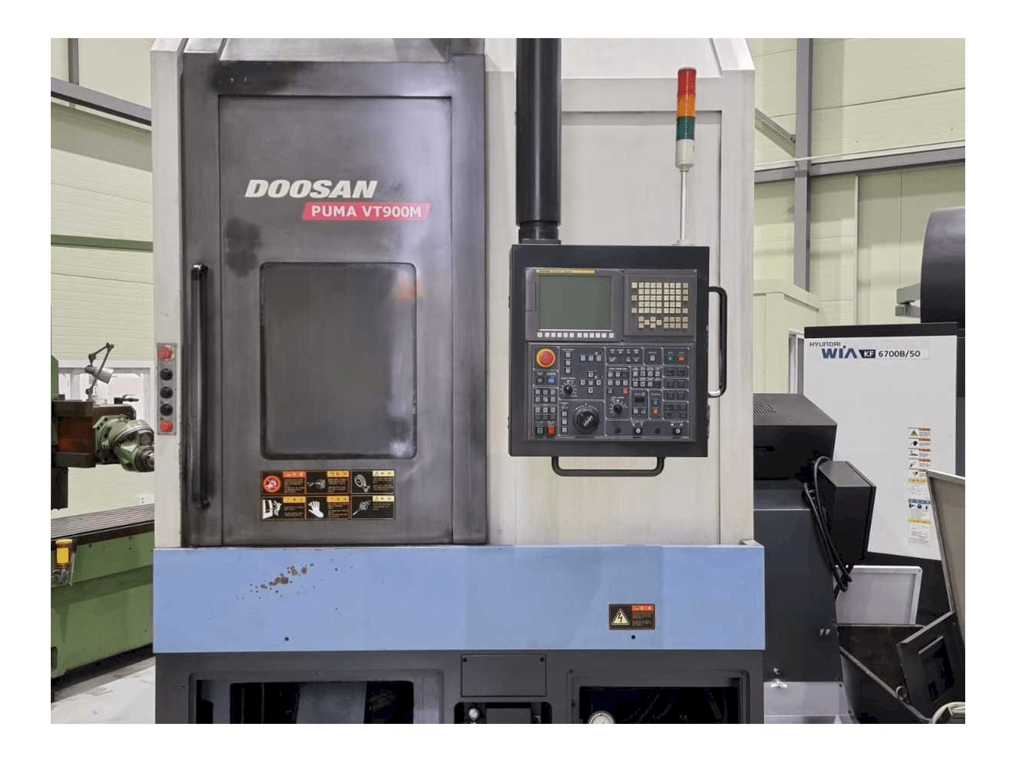 Vista frontale della macchina Doosan PUMA VT900M