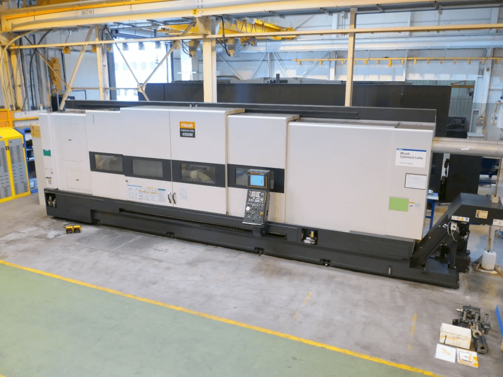 Vista frontale della macchina Mazak CYBERTECH TURN 4500M