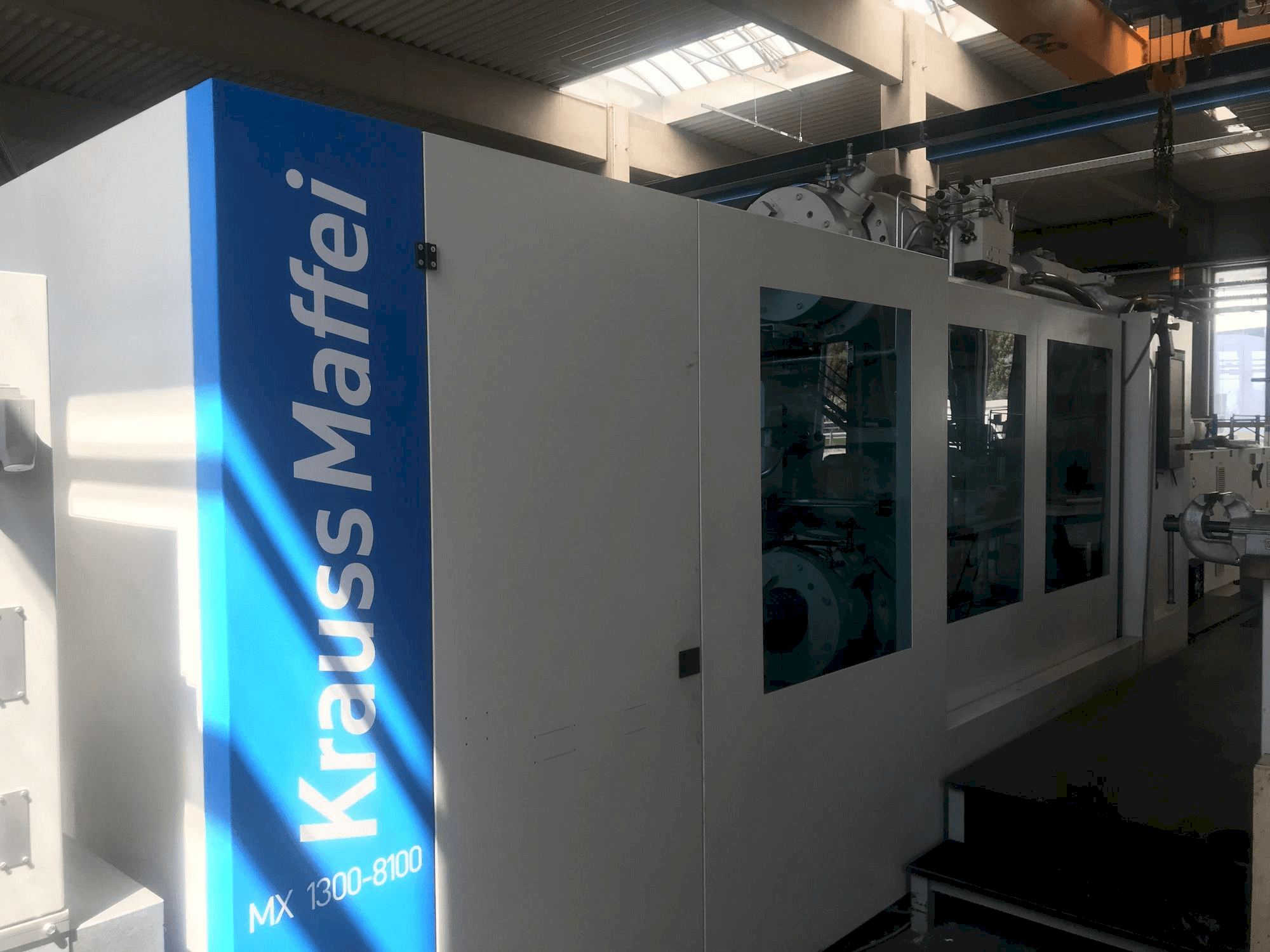 Vista frontale della macchina Krauss Maffei 1300-8100 MX