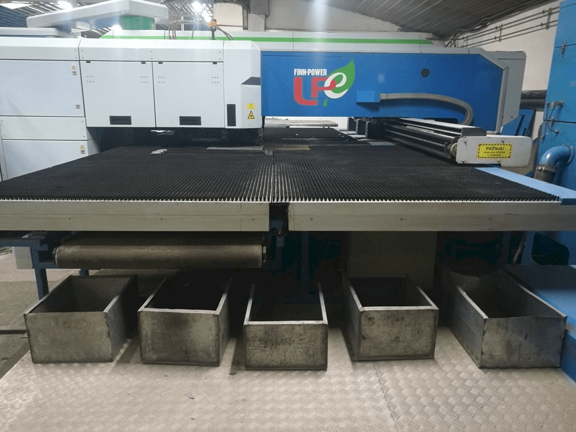 Vista frontale della macchina Finn-Power LPE5 SWUH