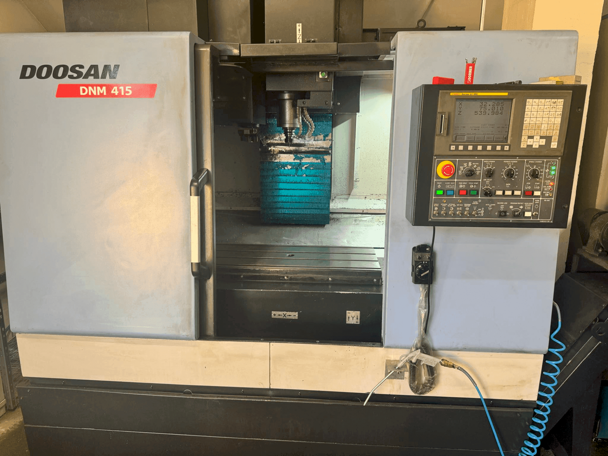 Vista frontale della macchina DOOSAN DNM 415