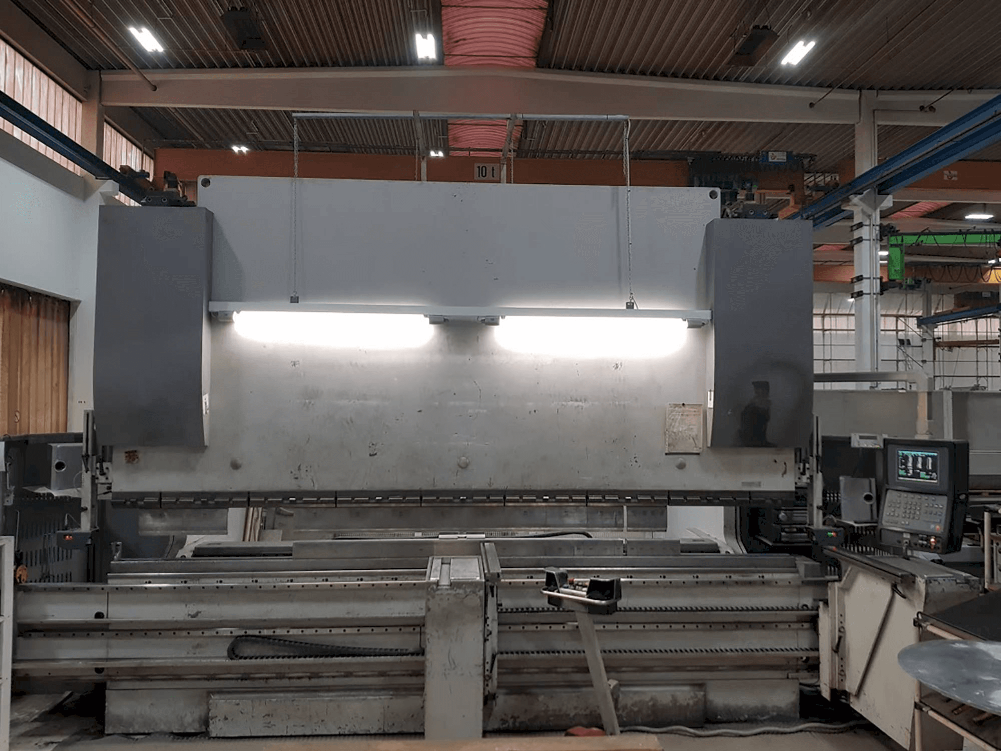 Vista frontale della macchina EHT Multipress 300-40