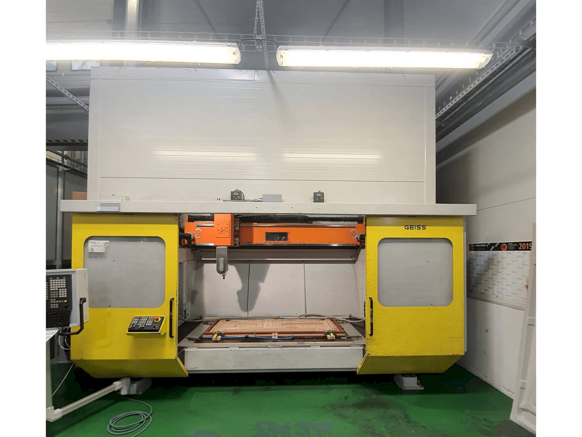 Vista frontale della macchina GEISS FZ 2000x1000 ECO