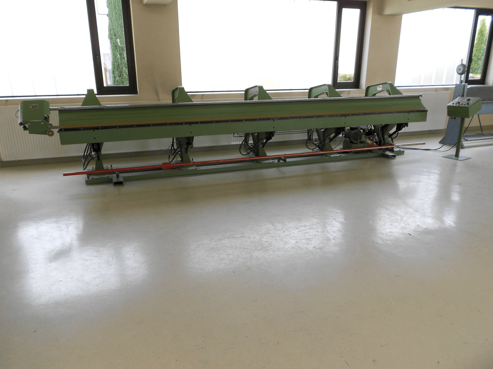 Vista frontale della macchina Biegmeister BMTH 6.125