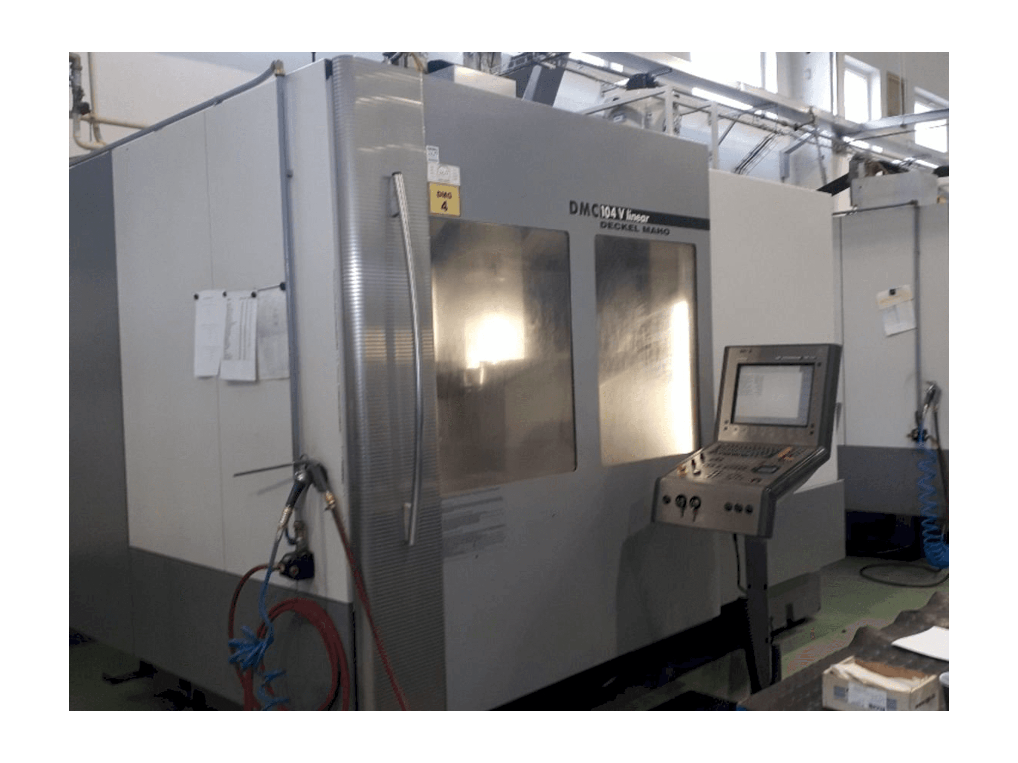 Vista frontale della macchina DECKEL MAHO DMC 104 linear