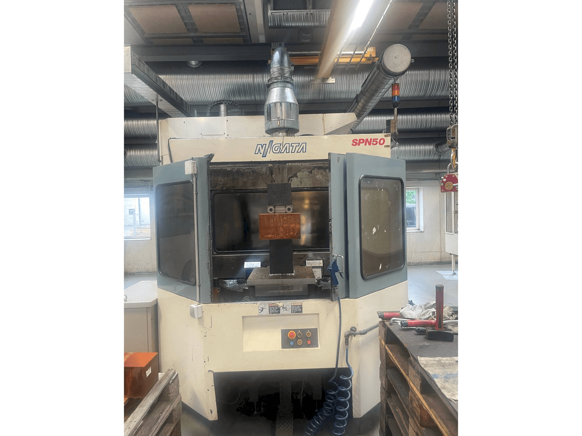 Vista frontale della macchina Niigata SPN 50