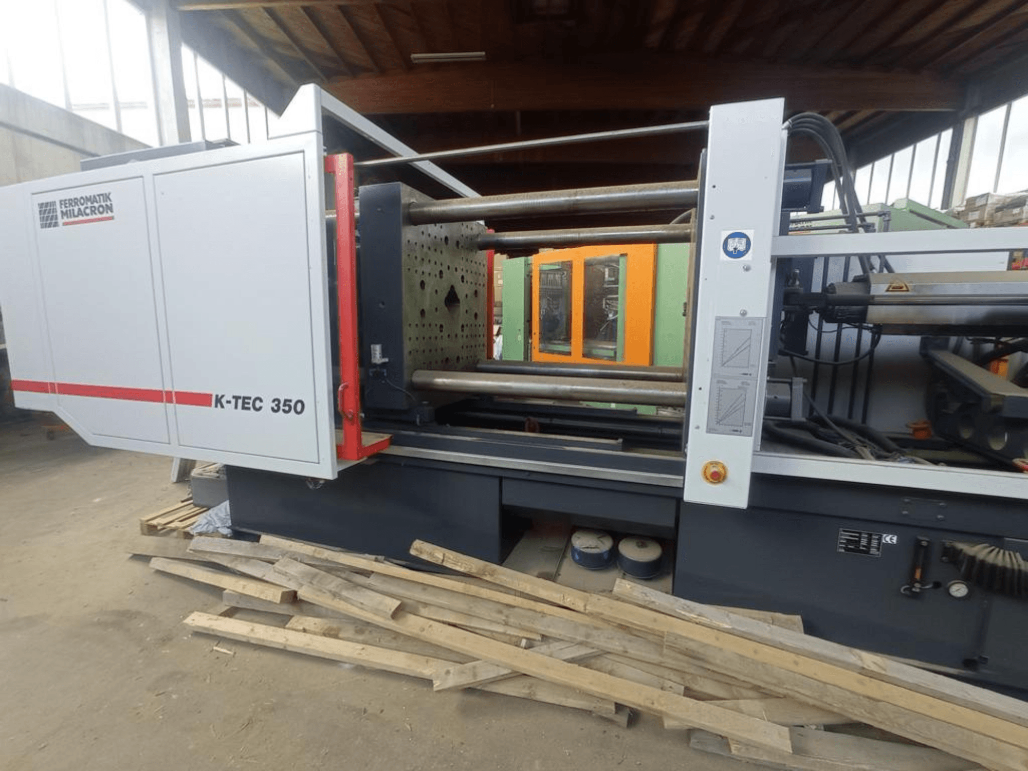 Macchina per il taglio laser a fibra Prima Power Laser Genius+ 1530 vista di lato, con una panoramica dettagliata dei componenti e dei comandi.