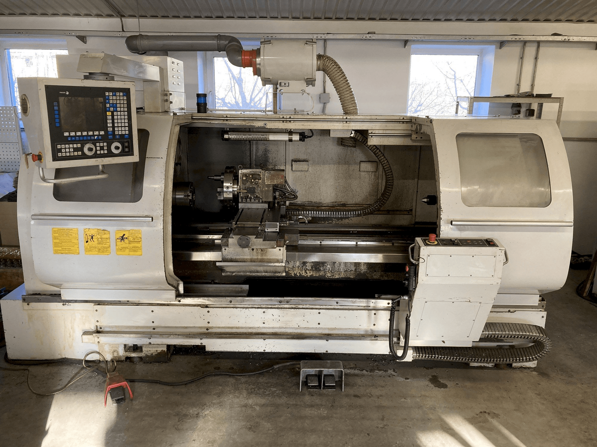 Vista frontale della macchina FERMAT SF 48-1500 CNC