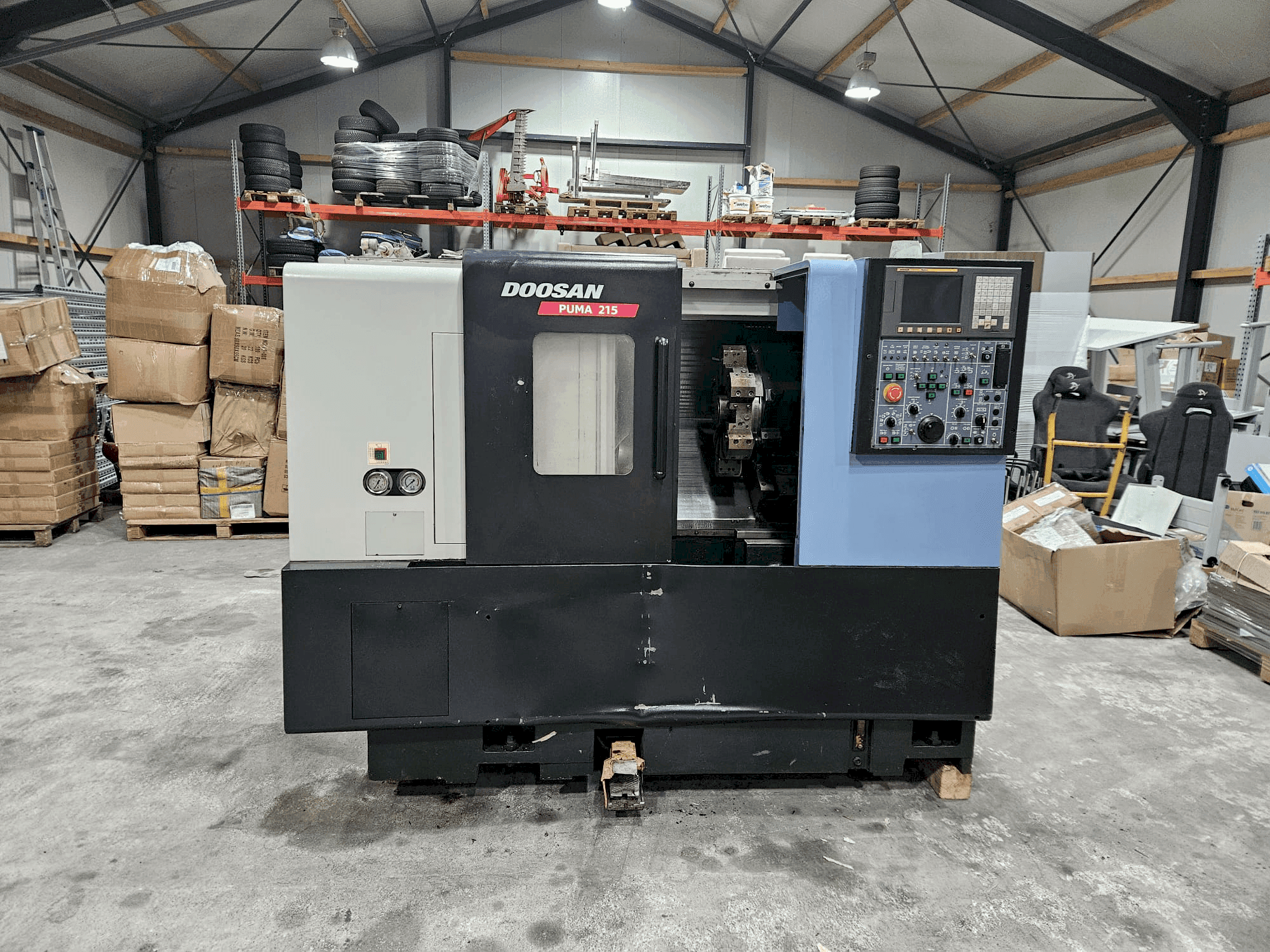 Vista frontale della macchina DOOSAN PUMA 215