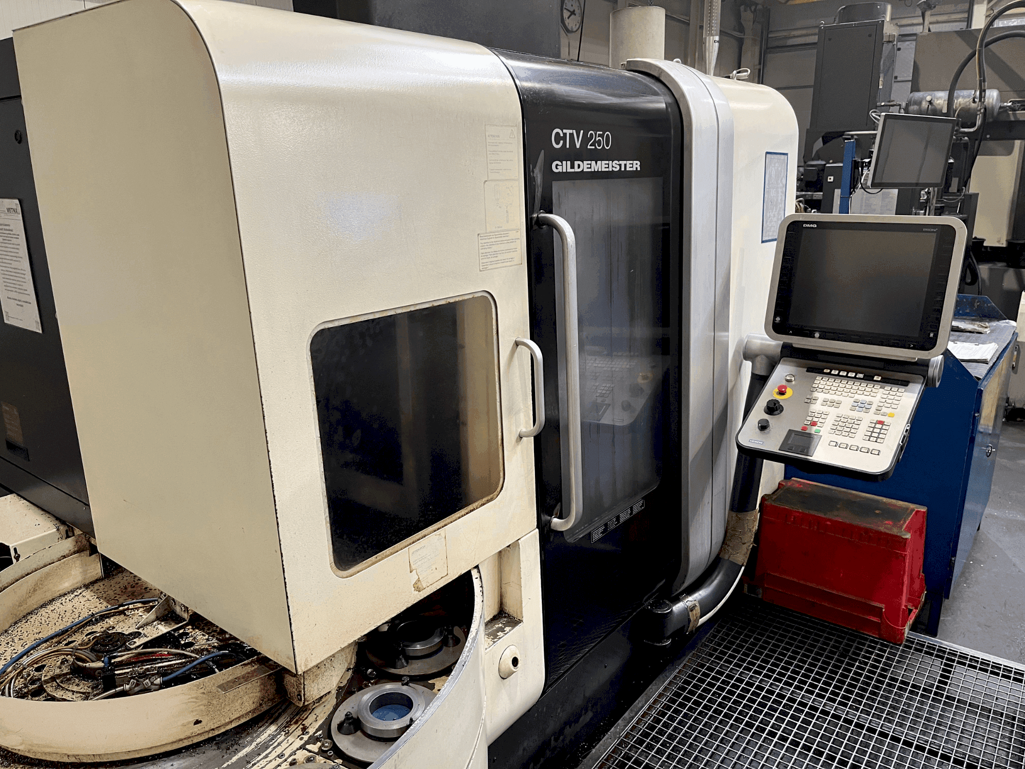 Vista frontale della macchina DMG GILDEMEISTER CTV 250