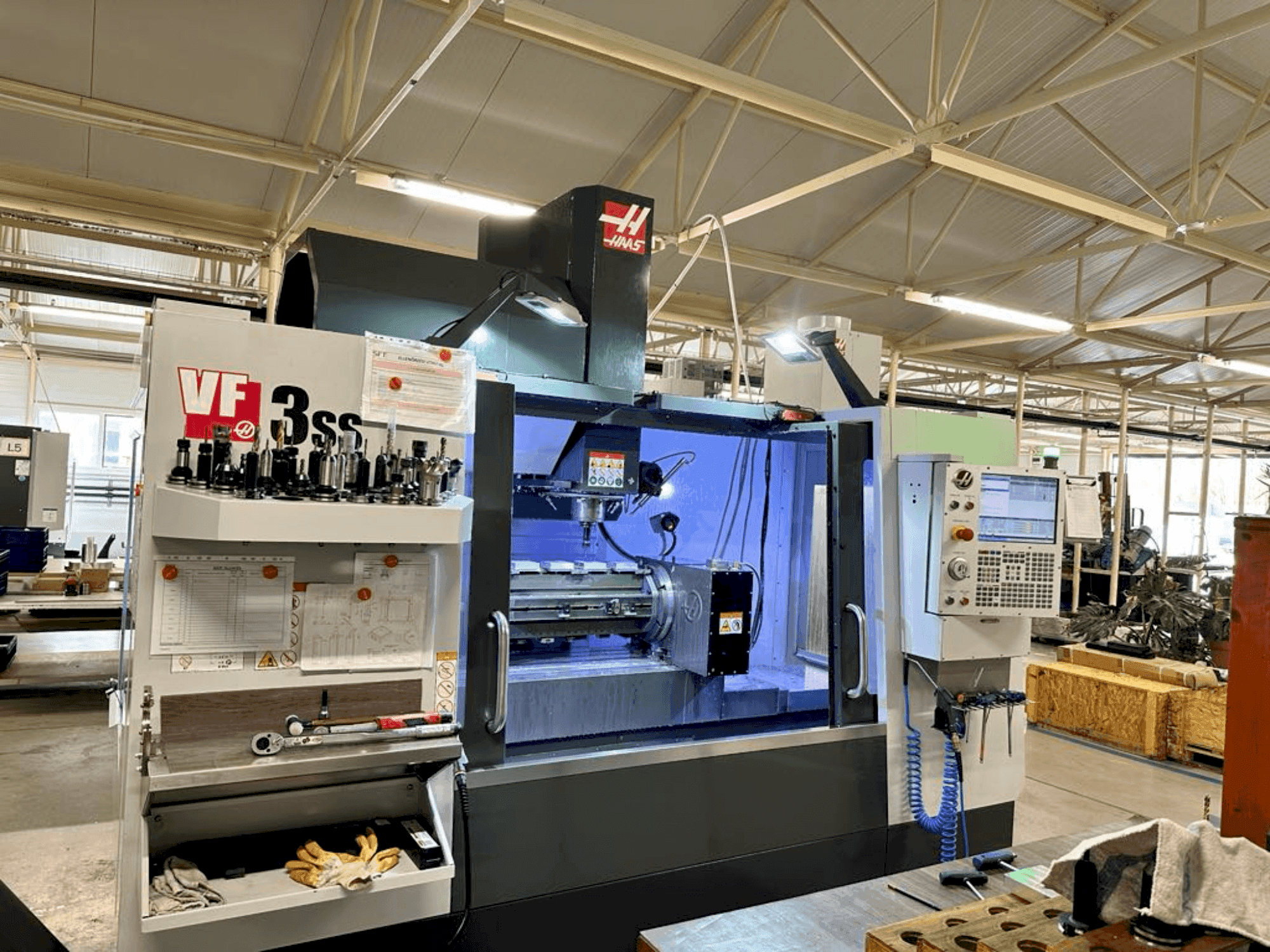 Vista frontale della macchina HAAS VF-3SS