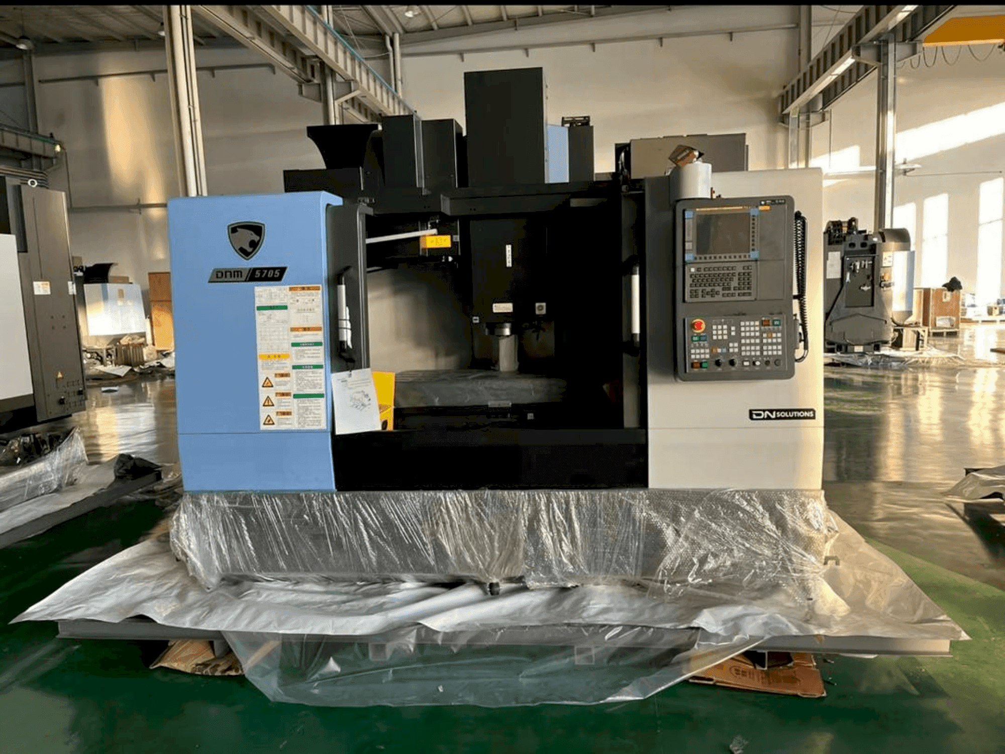 Vista frontale della macchina DOOSAN Dnm 5705
