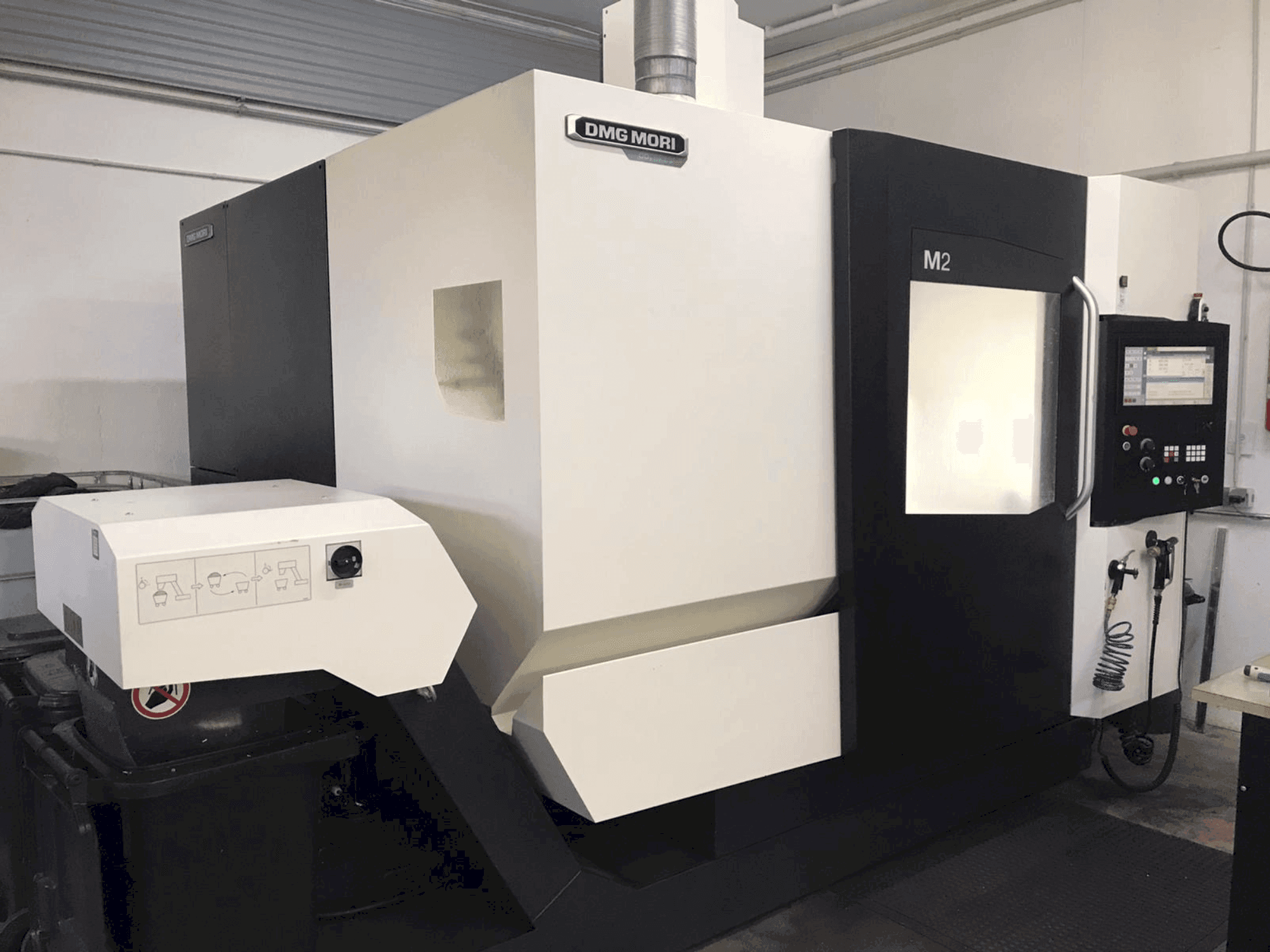 Vista frontale della macchina DMG MORI M2
