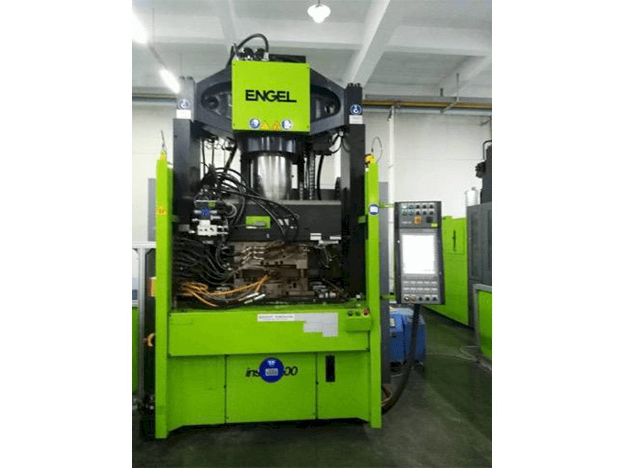 Vista frontale della macchina ENGEL insert 2550H/200 with MuCell