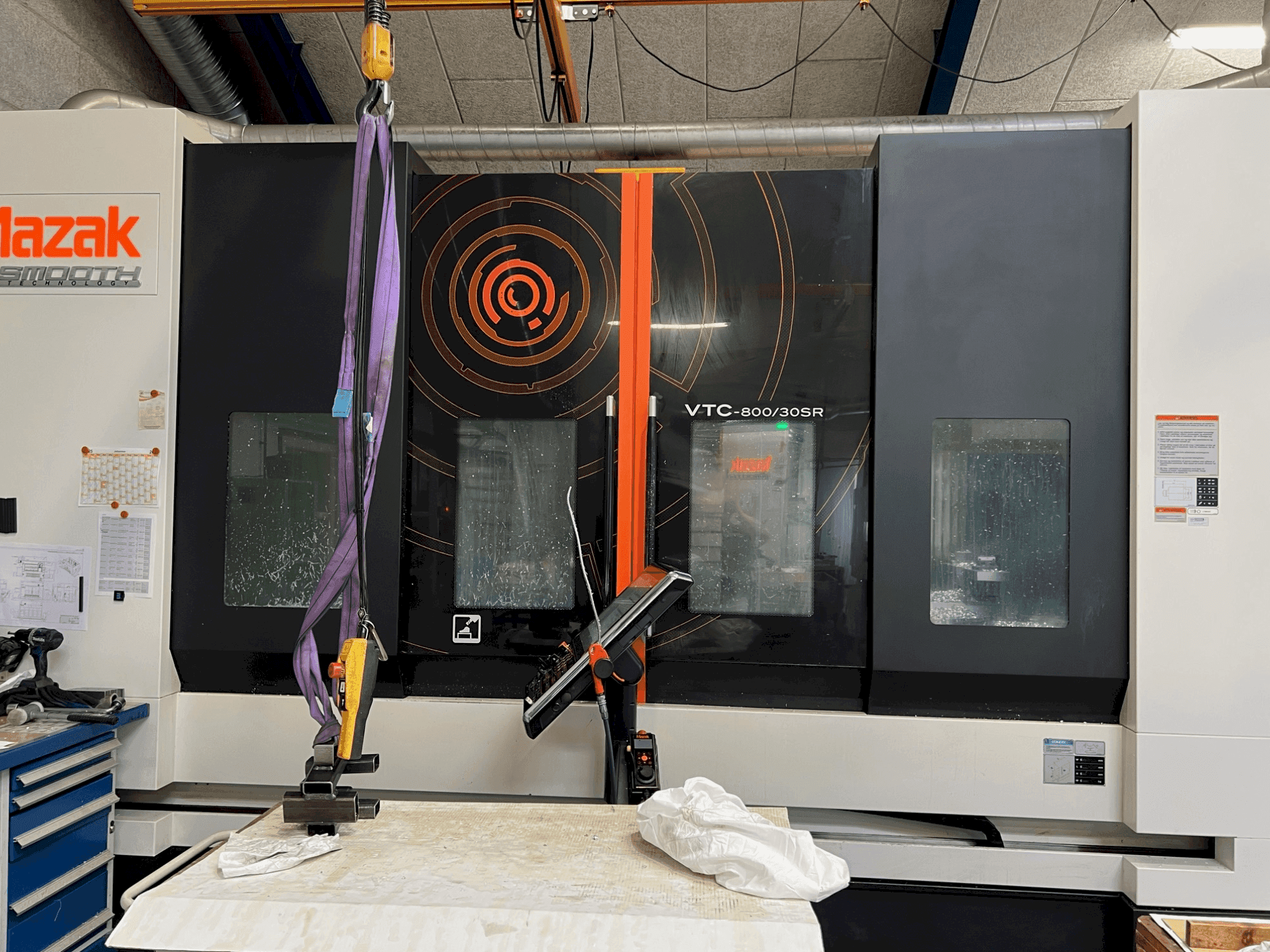 Vista frontale della macchina Mazak VTC 800/30SR