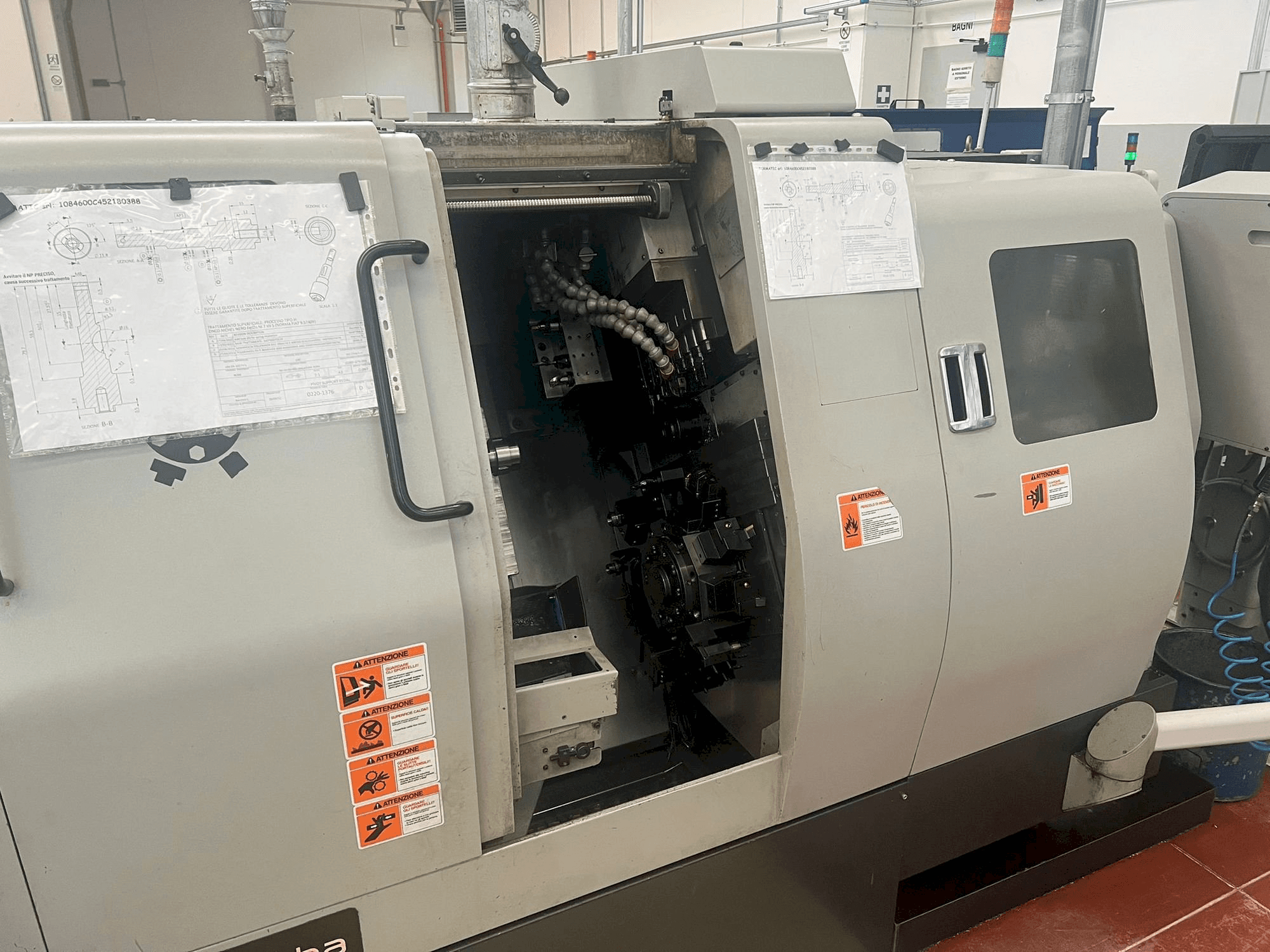 Vista frontale della macchina Hanwha STL 38 H