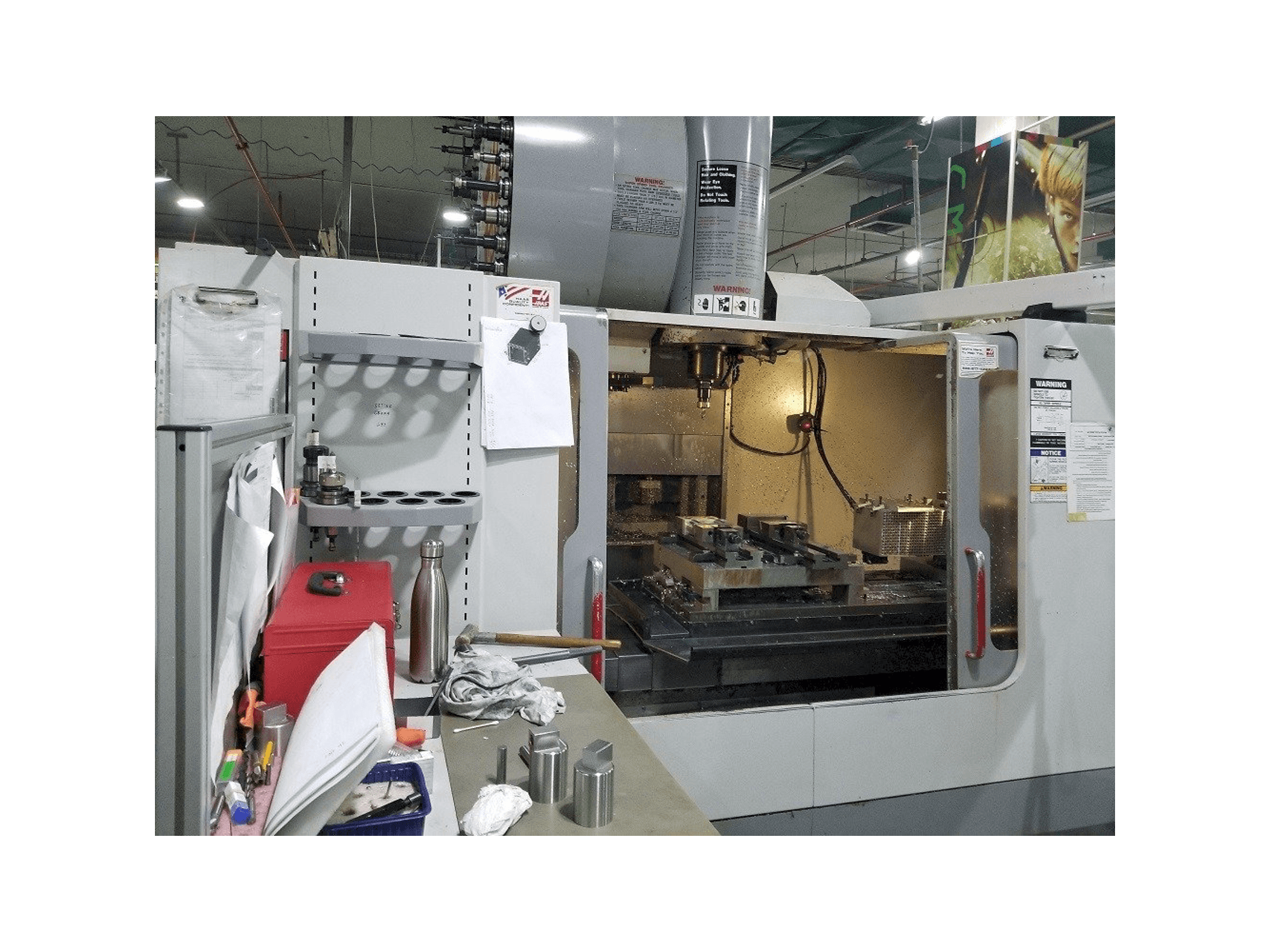 Vista frontale della macchina HAAS VF-4SS