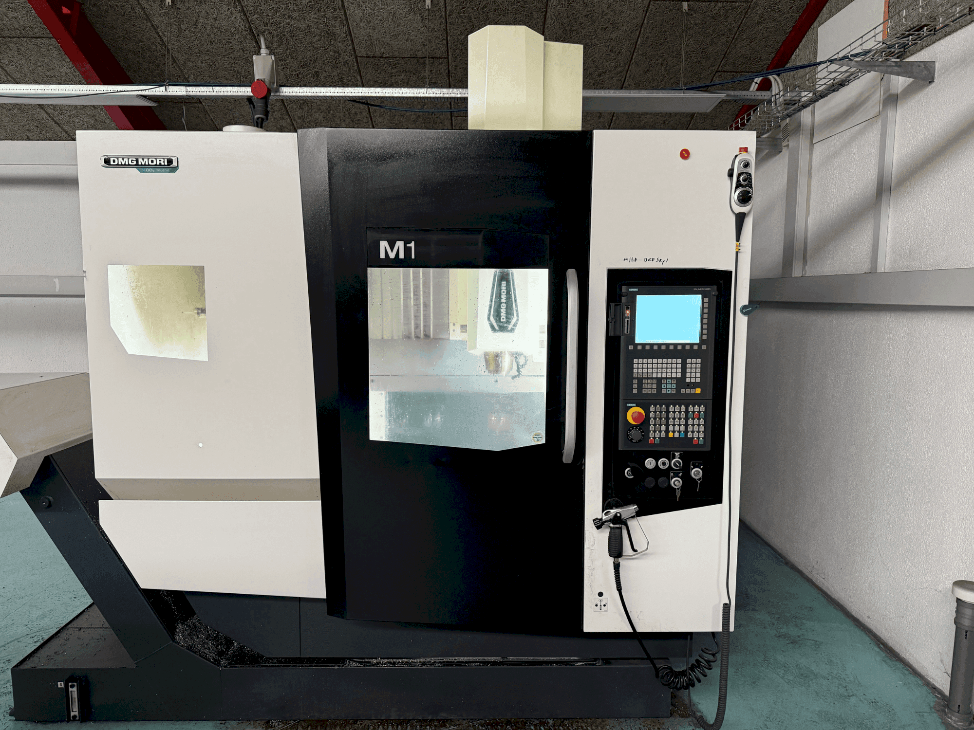Vista frontale della macchina DMG MORI M1 Pro