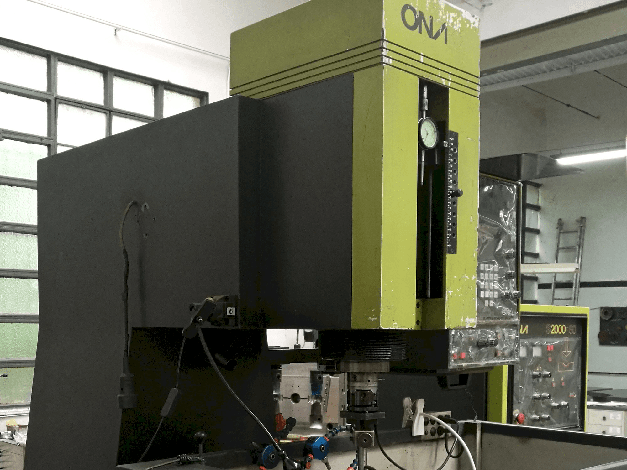 Vista lato sinistro della macchina ONA IN 260