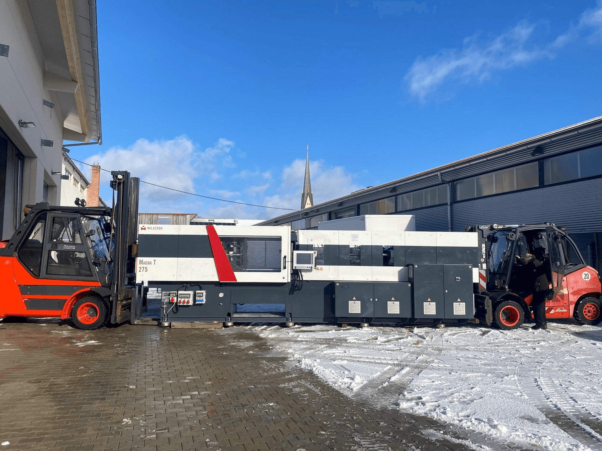 Vista frontale della macchina Milacron Magna T (MTs) - 275