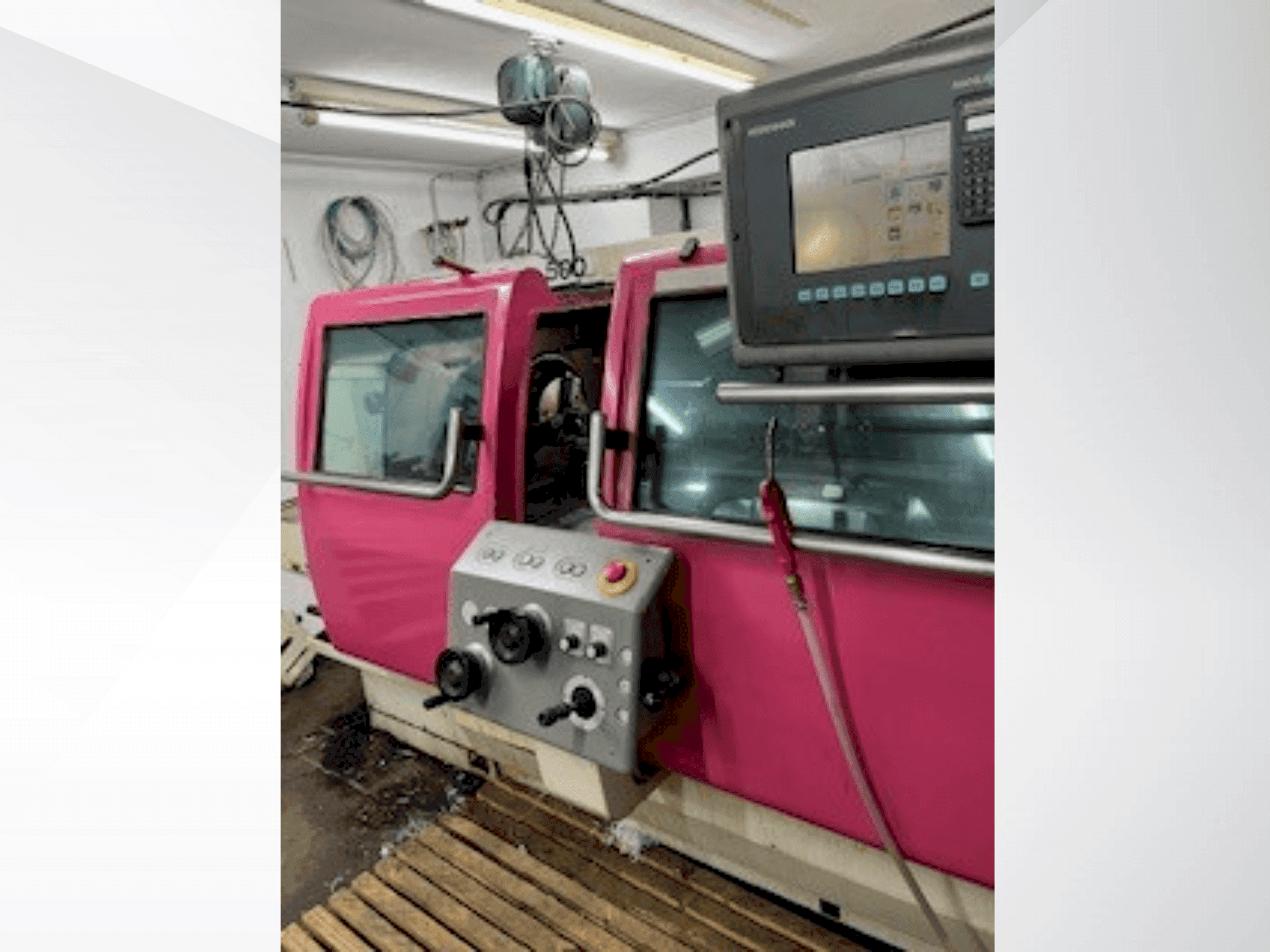 Vista frontale della macchina Gildemeister NEF Plus 500 (1998)