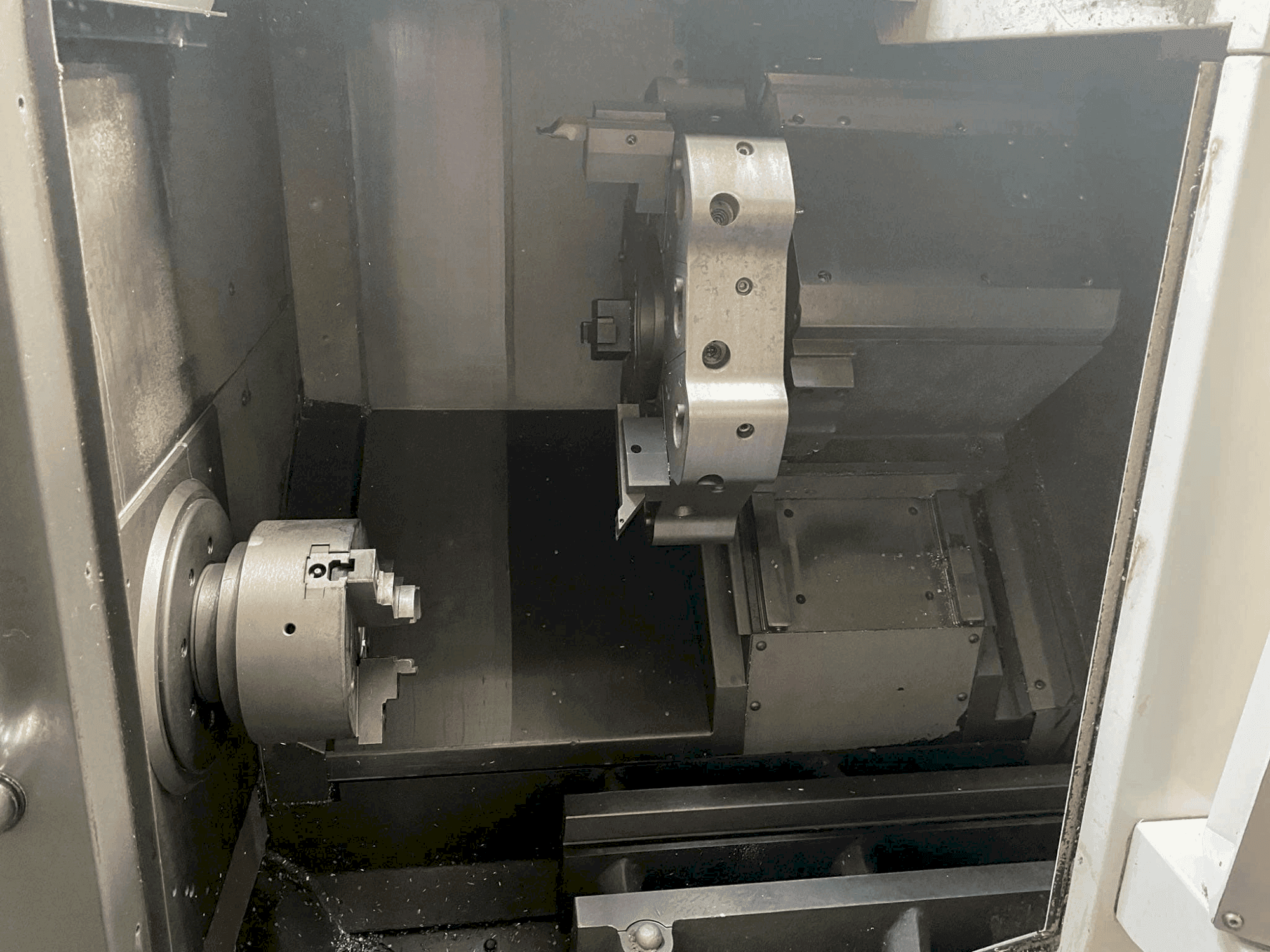 Vista frontale della macchina HAAS ST-10