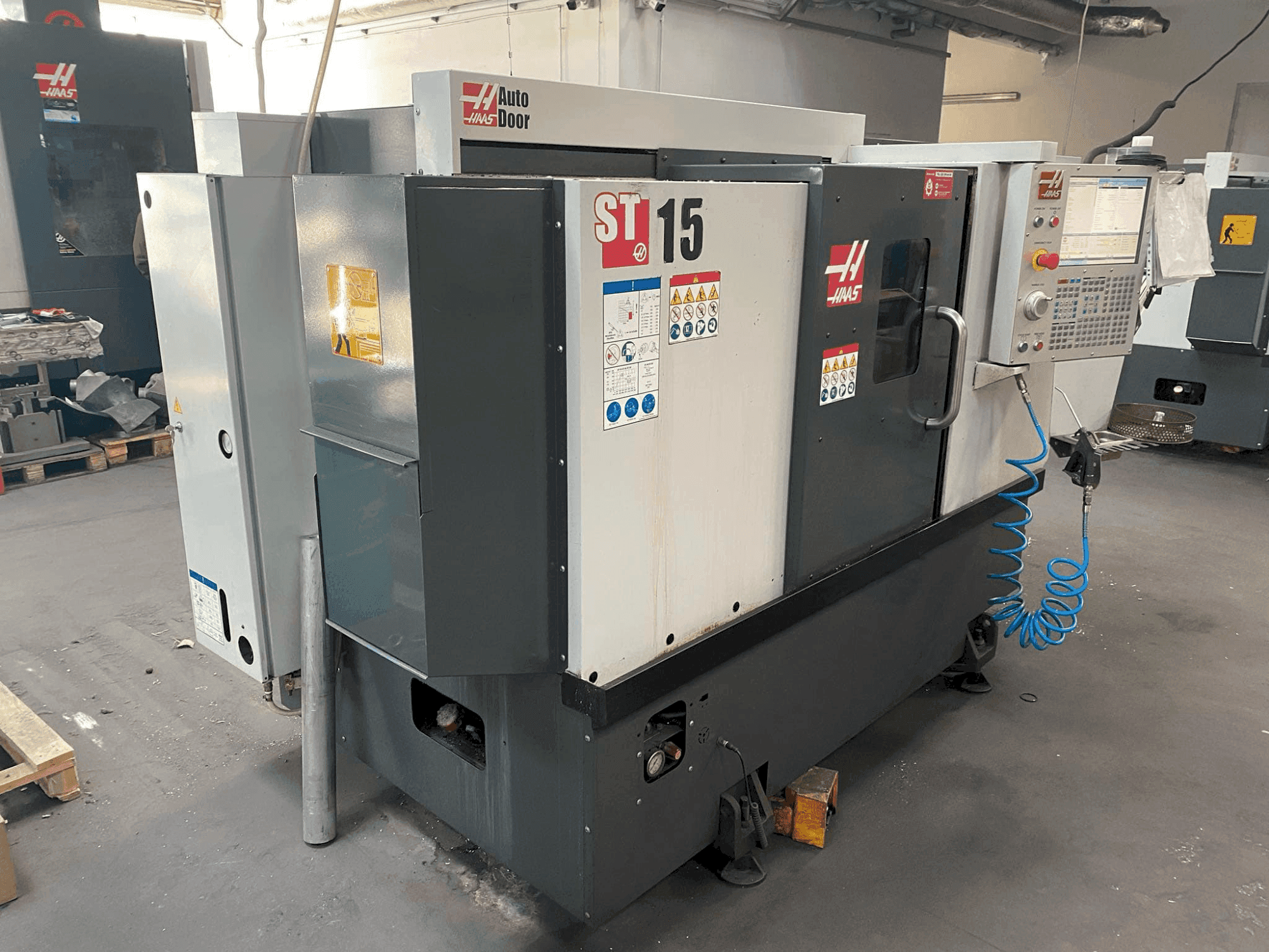Vista frontale della macchina HAAS ST-15