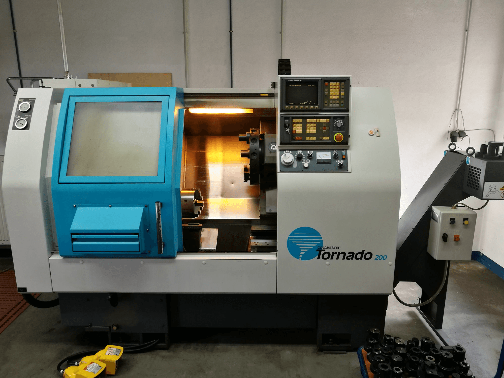 Vista frontale della macchina Colchester TORNADO 200