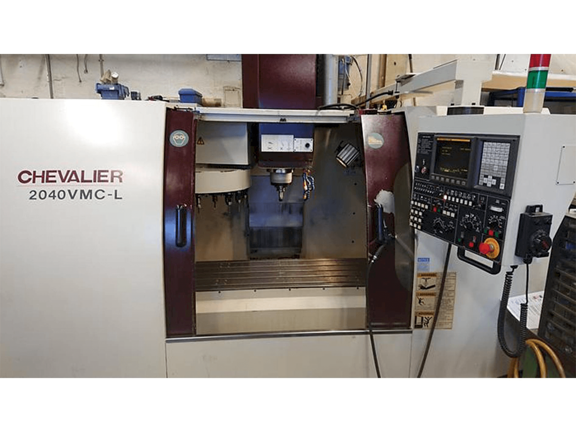 Vista frontale della macchina Chevalier 2040 VMC-L