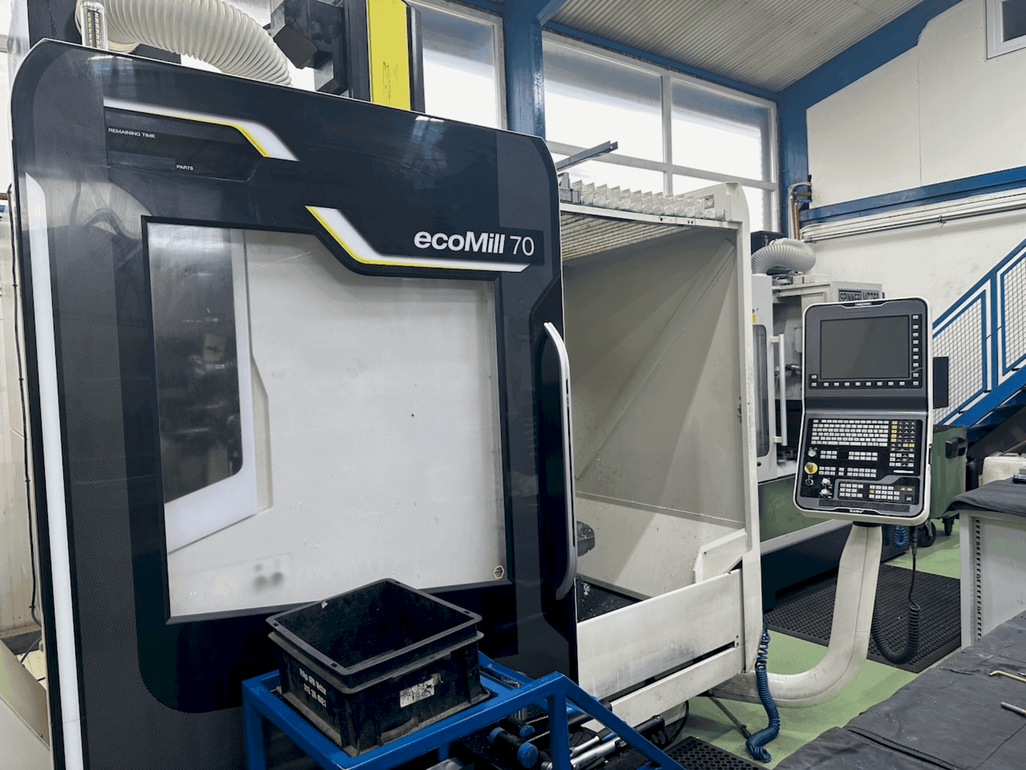 Vista frontale della macchina DMG MORI ecoMill 70