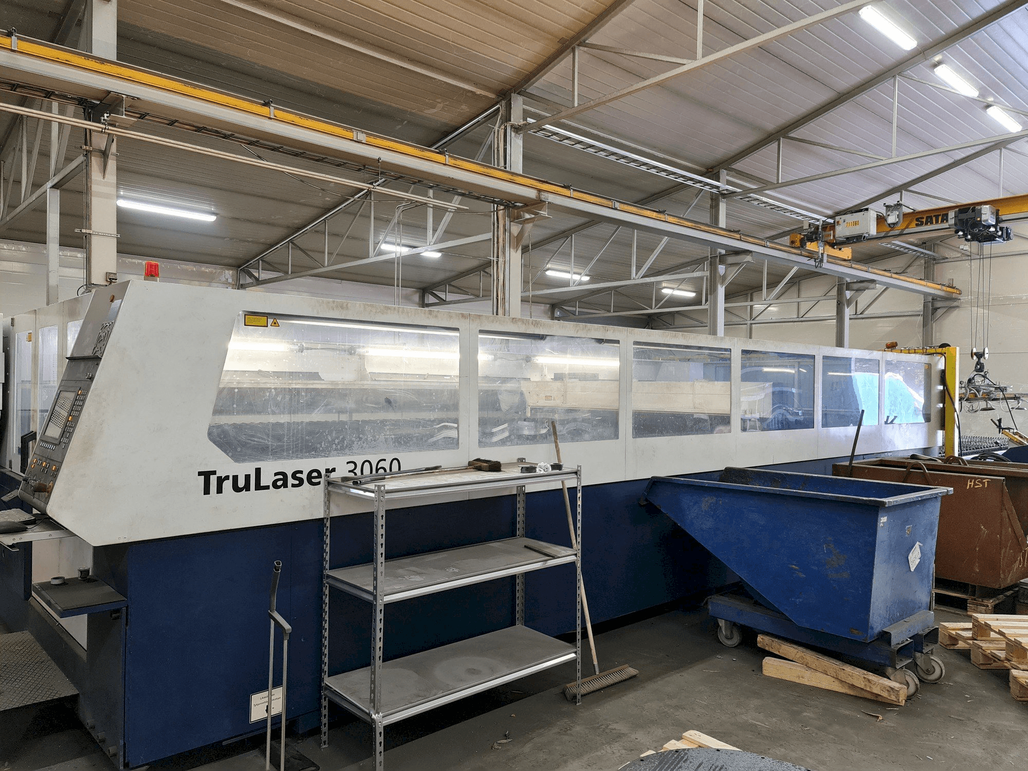 Vista laterale della macchina Trumpf TruLaser 3060